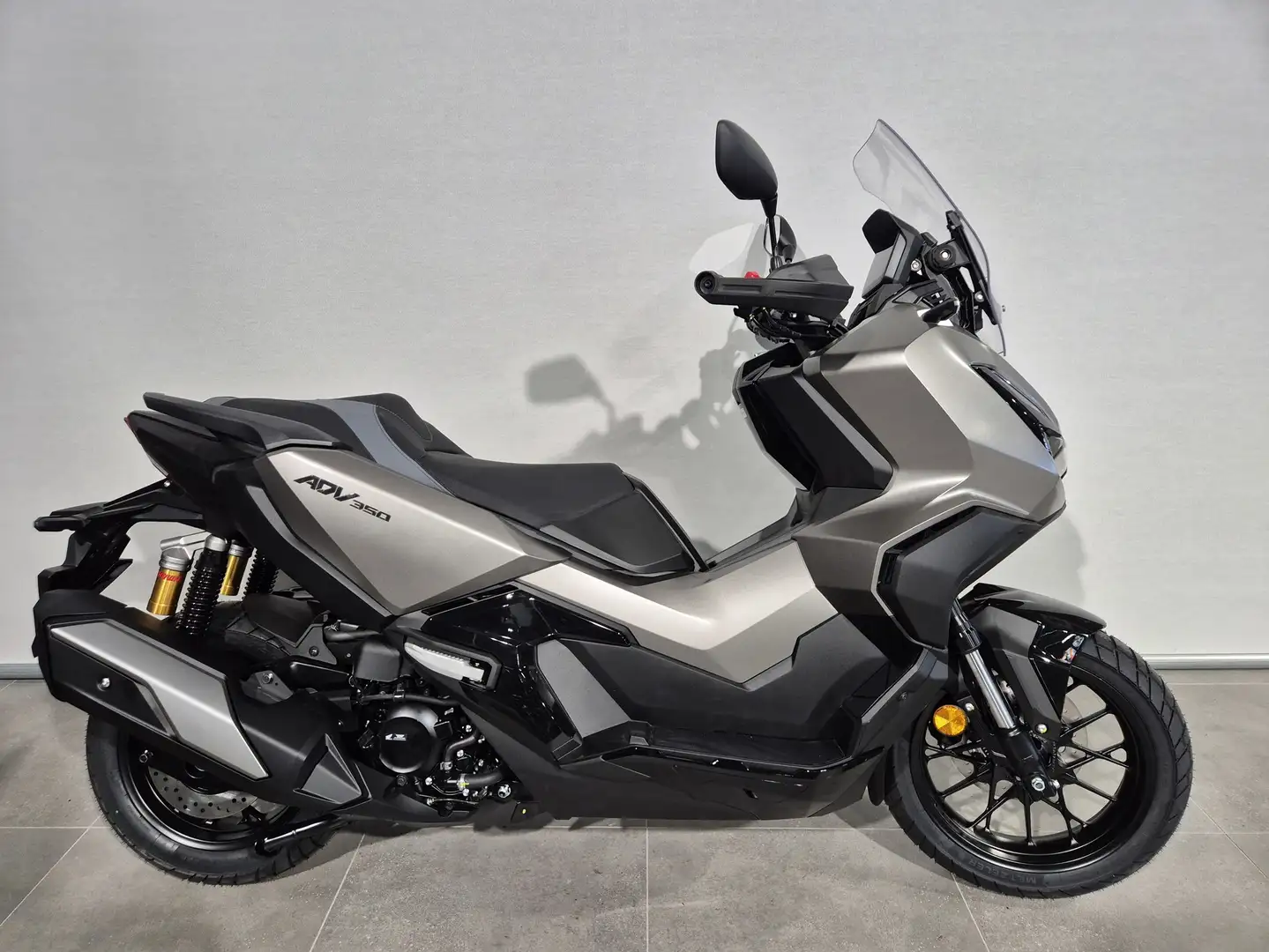 Honda ADV 350 Zilver - 1
