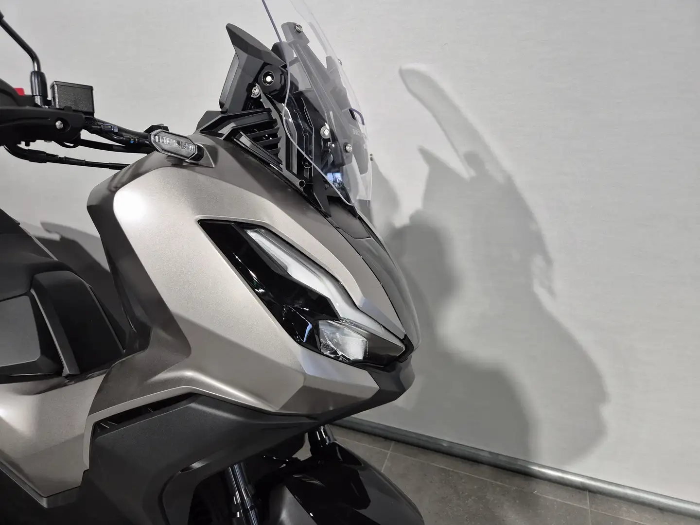 Honda ADV 350 Zilver - 2