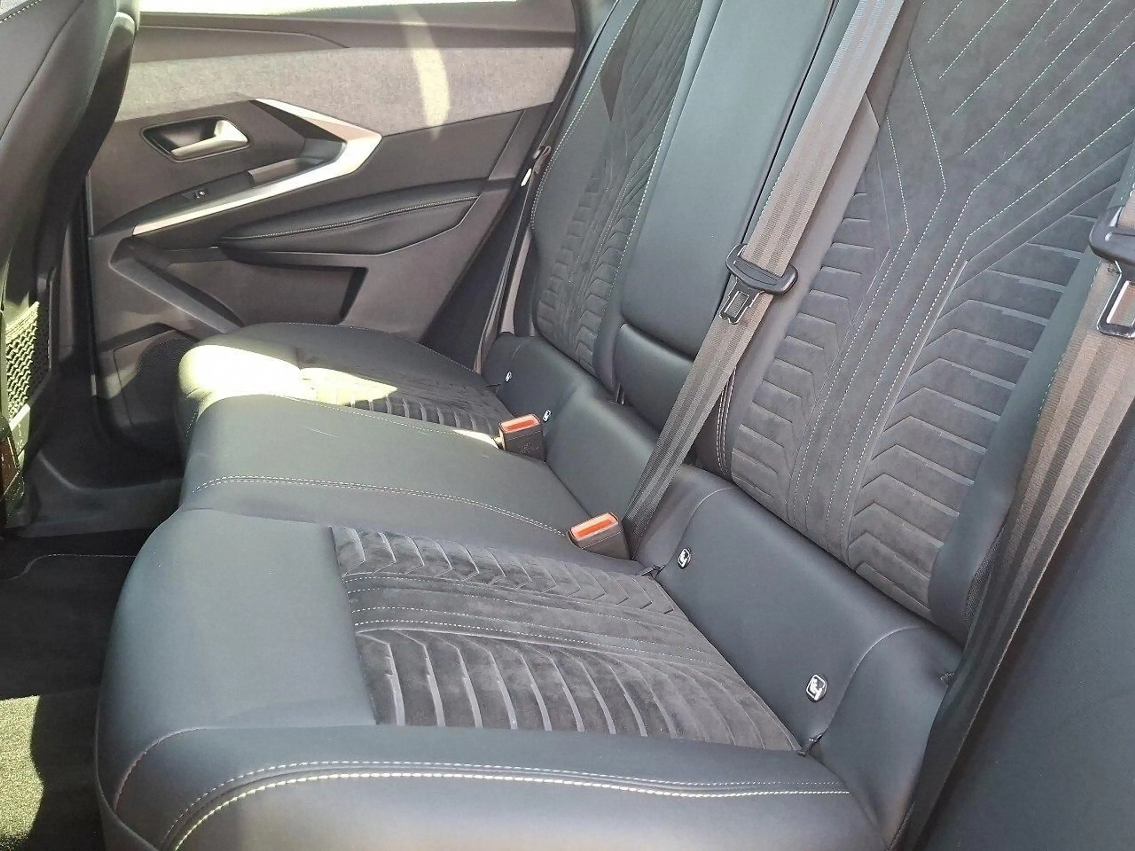 Peugeot 3008 GT, Hybrid 145 E-DCS6,SHZ, Matrix LED — photo 10