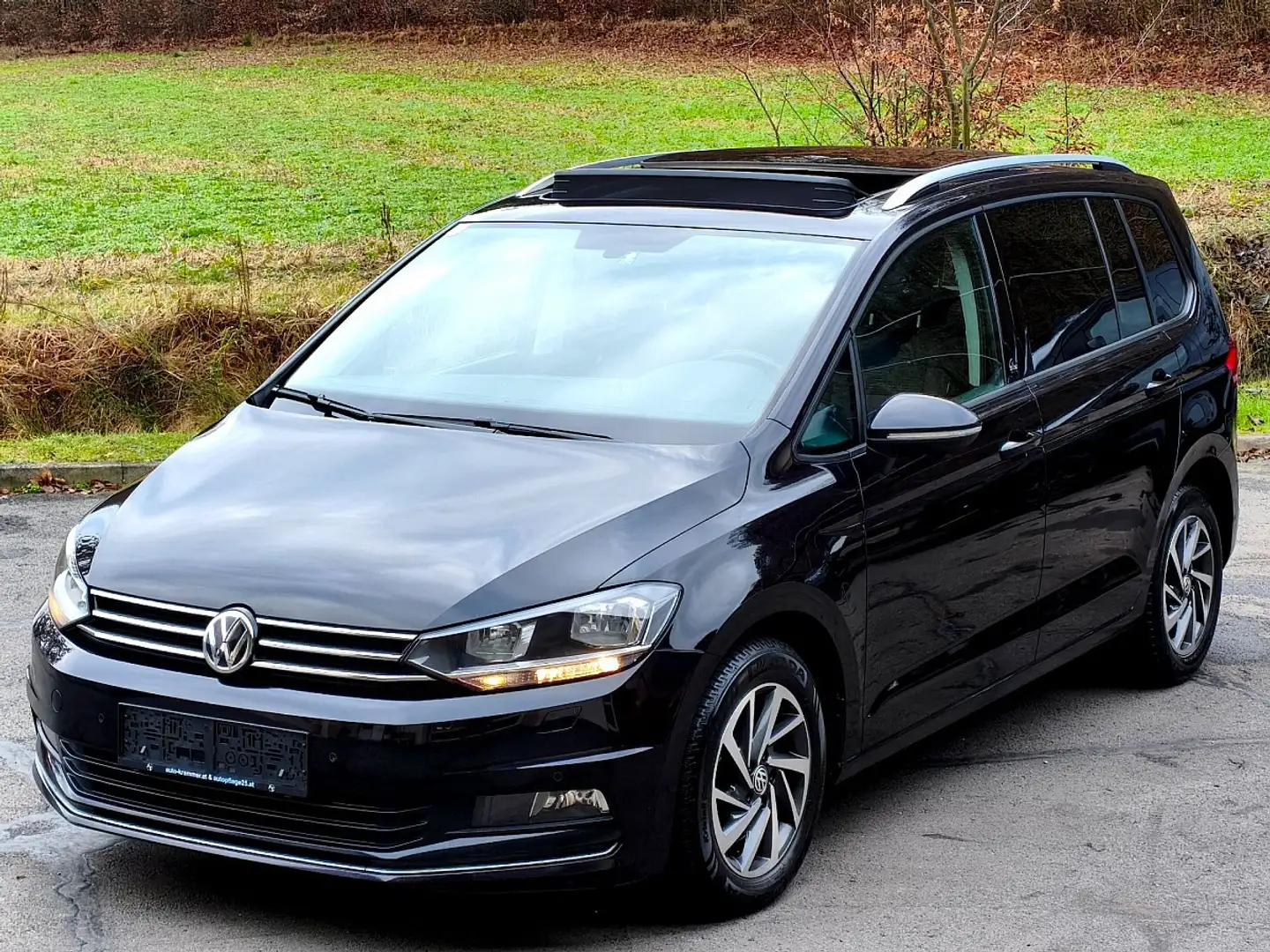 Volkswagen Touran Comfortline 1,6 SCR TDI- 7Sitzer- Pano- Navi uvm. Negro - 1