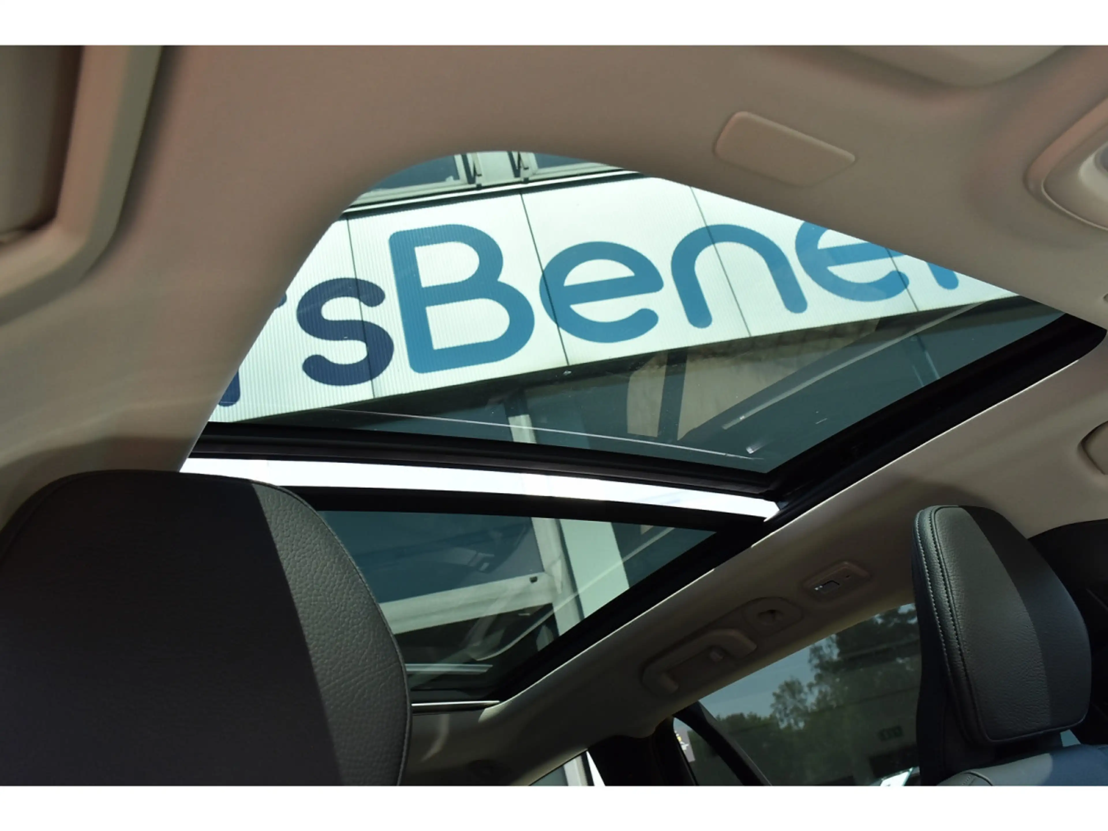 Volvo V60 2.0 B4 Plus Dark Gear. PANO CUIR MEM CAM360 HARMAN — photo 9