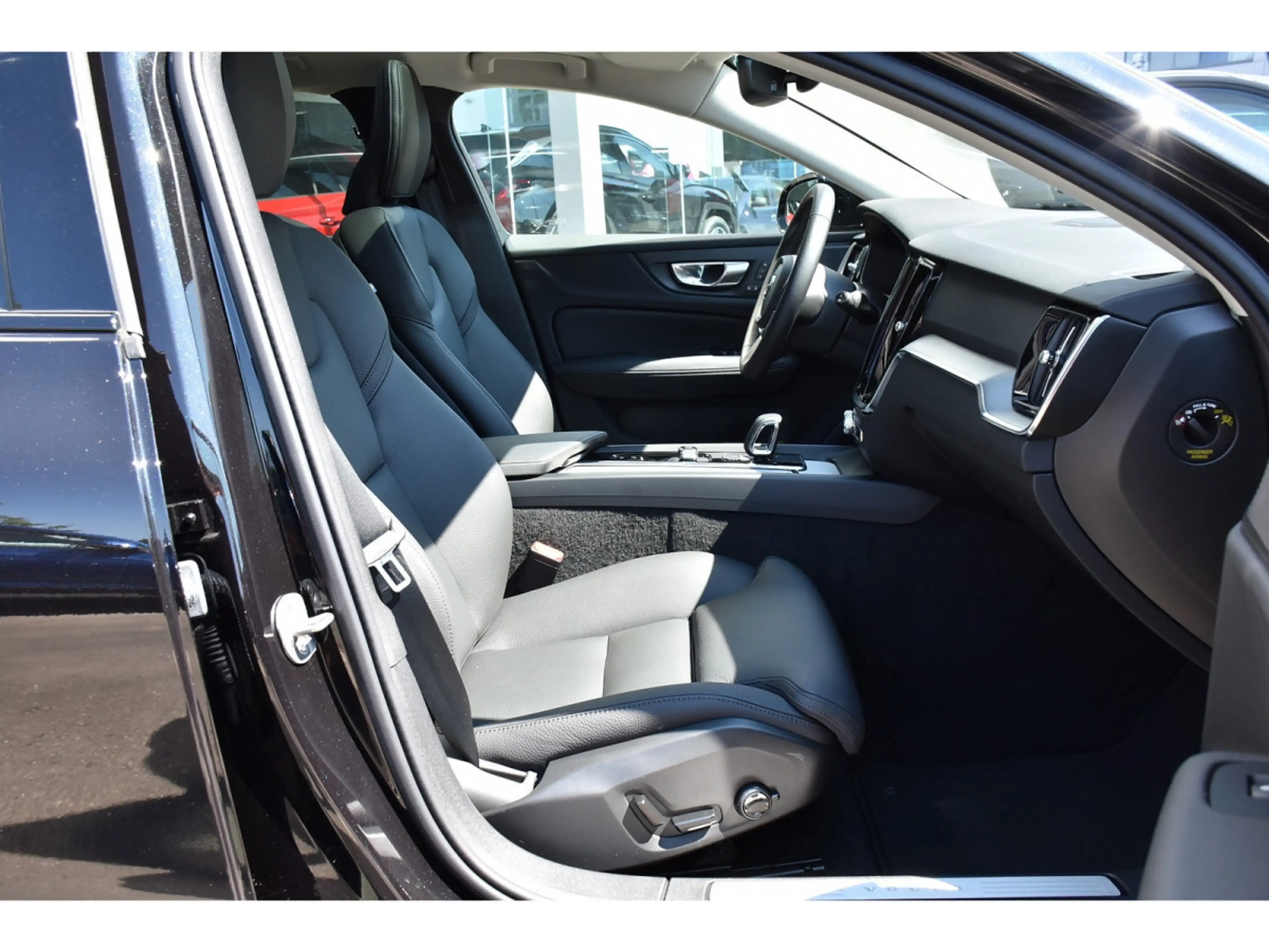 Volvo V60 2.0 B4 Plus Dark Gear. PANO CUIR MEM CAM360 HARMAN — photo 7