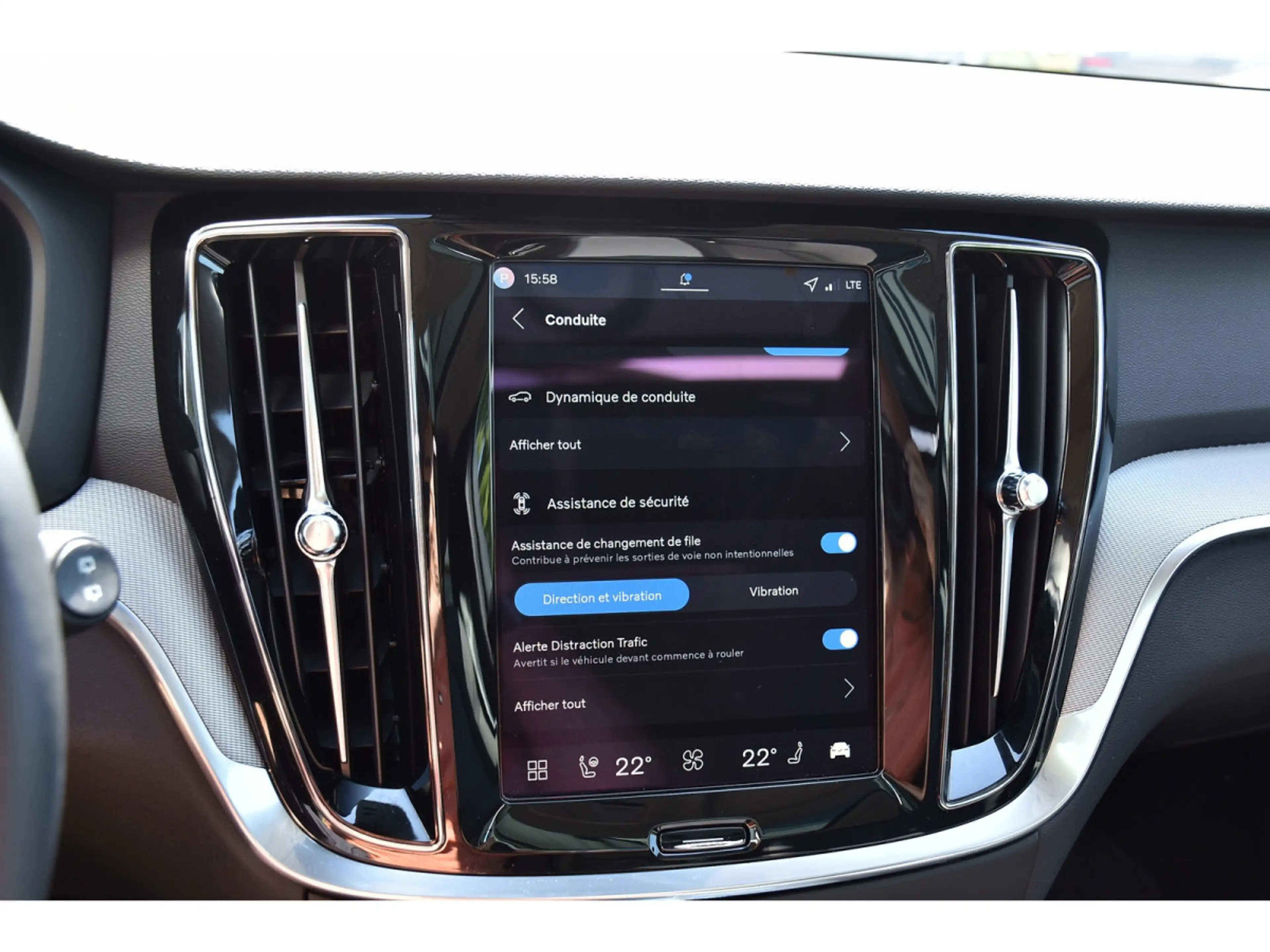 Volvo V60 2.0 B4 Plus Dark Gear. PANO CUIR MEM CAM360 HARMAN — photo 15