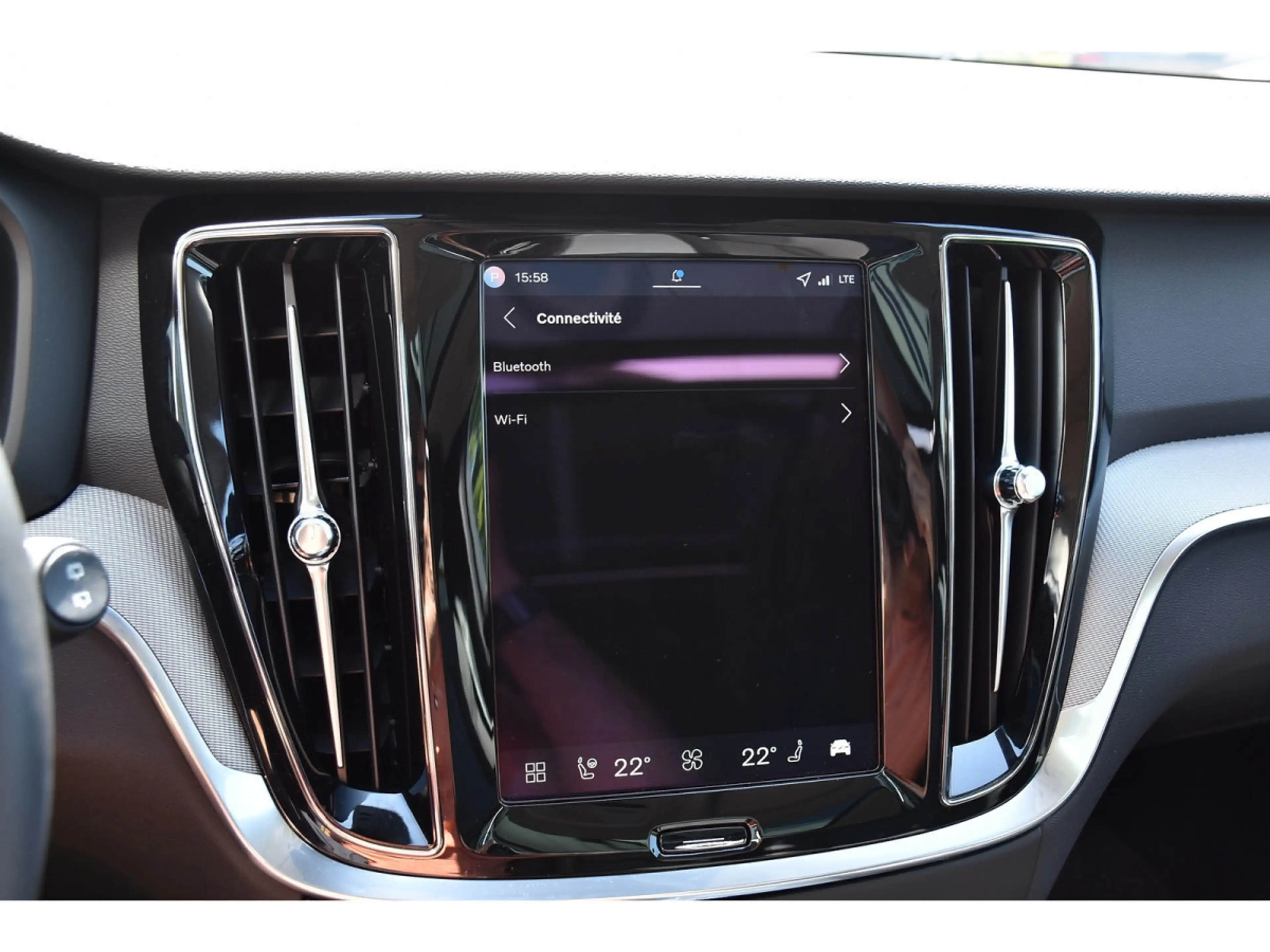 Volvo V60 2.0 B4 Plus Dark Gear. PANO CUIR MEM CAM360 HARMAN — photo 13