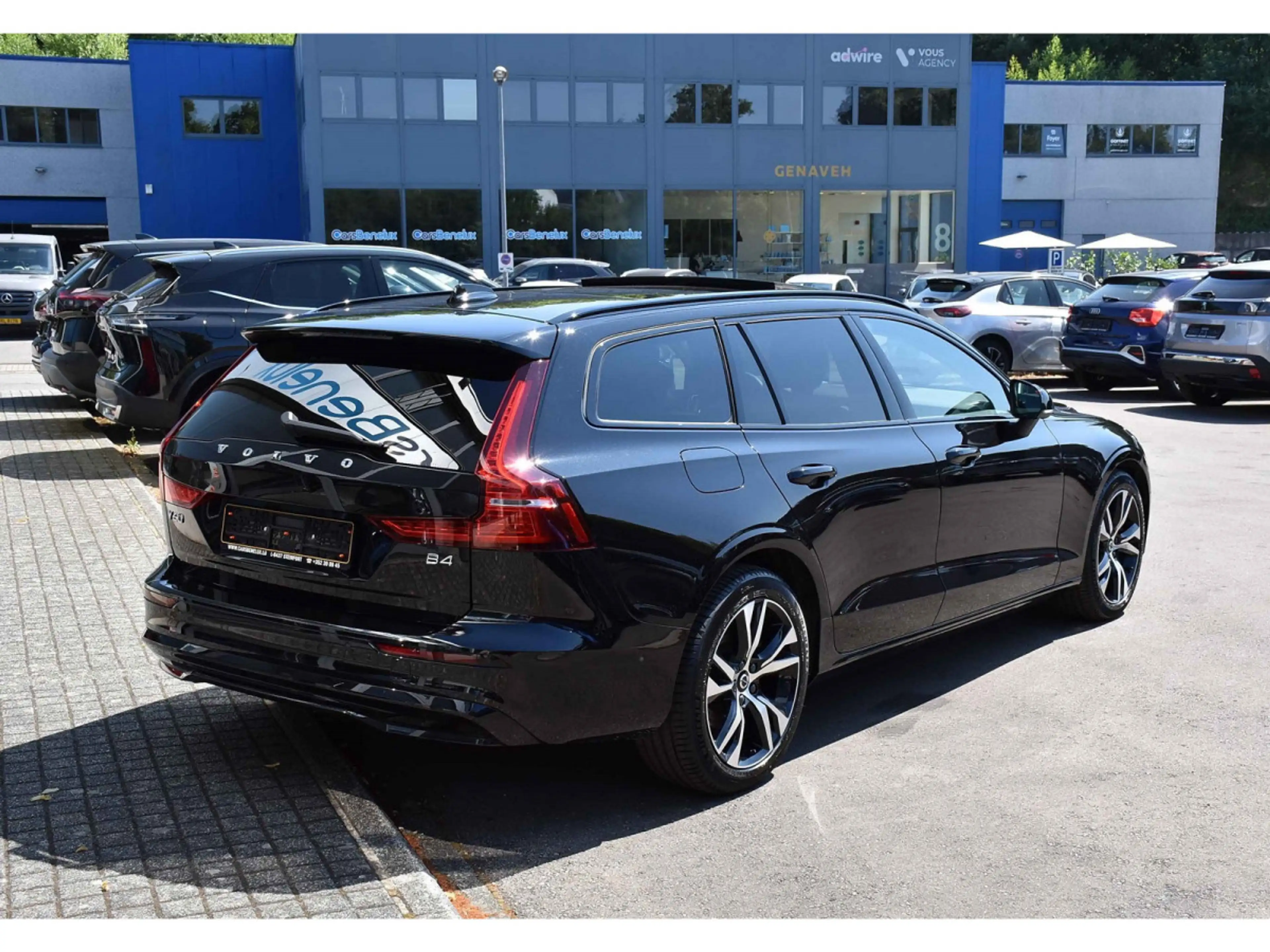 Volvo V60 2.0 B4 Plus Dark Gear. PANO CUIR MEM CAM360 HARMAN — photo 4