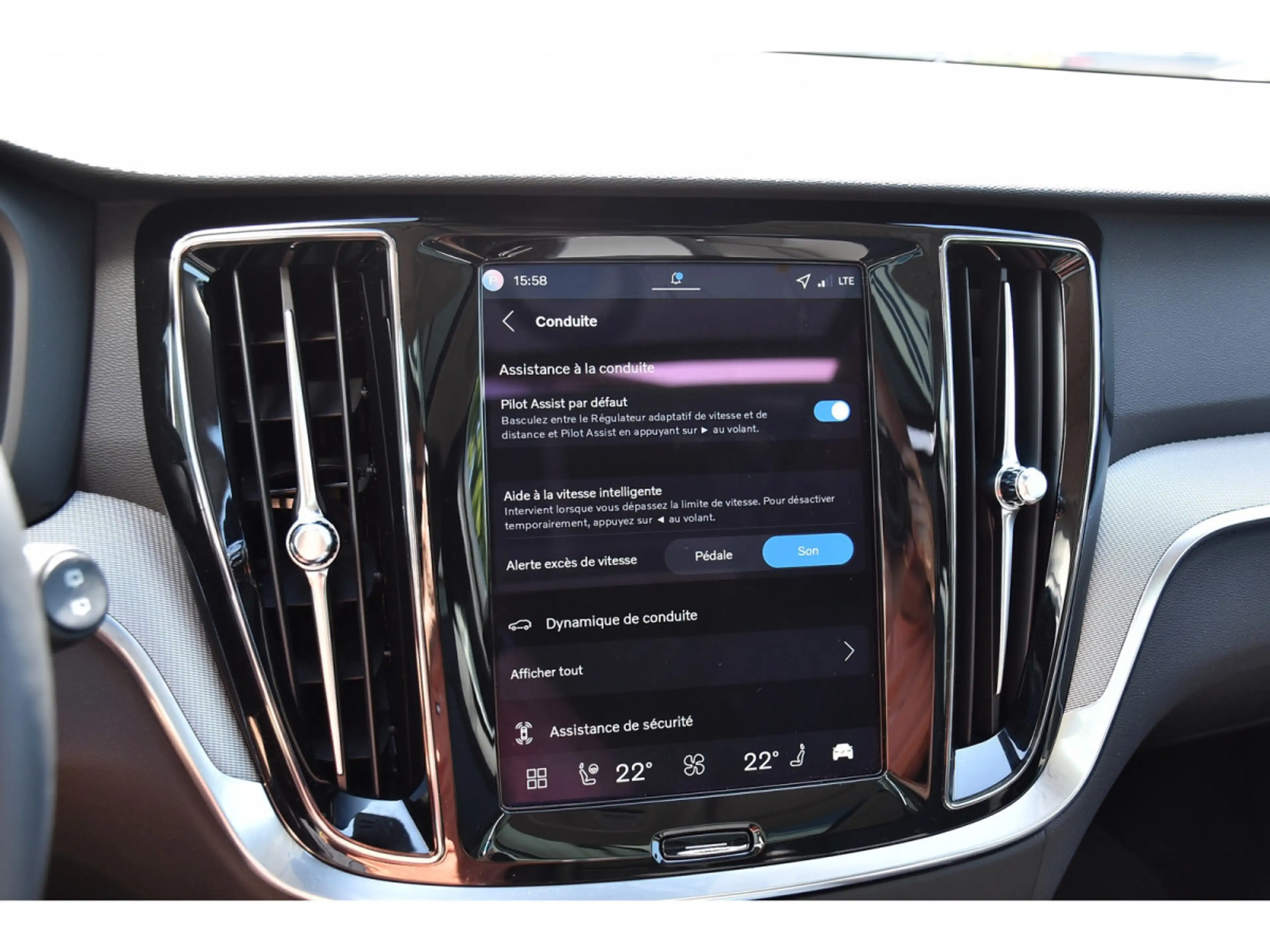 Volvo V60 2.0 B4 Plus Dark Gear. PANO CUIR MEM CAM360 HARMAN — photo 14