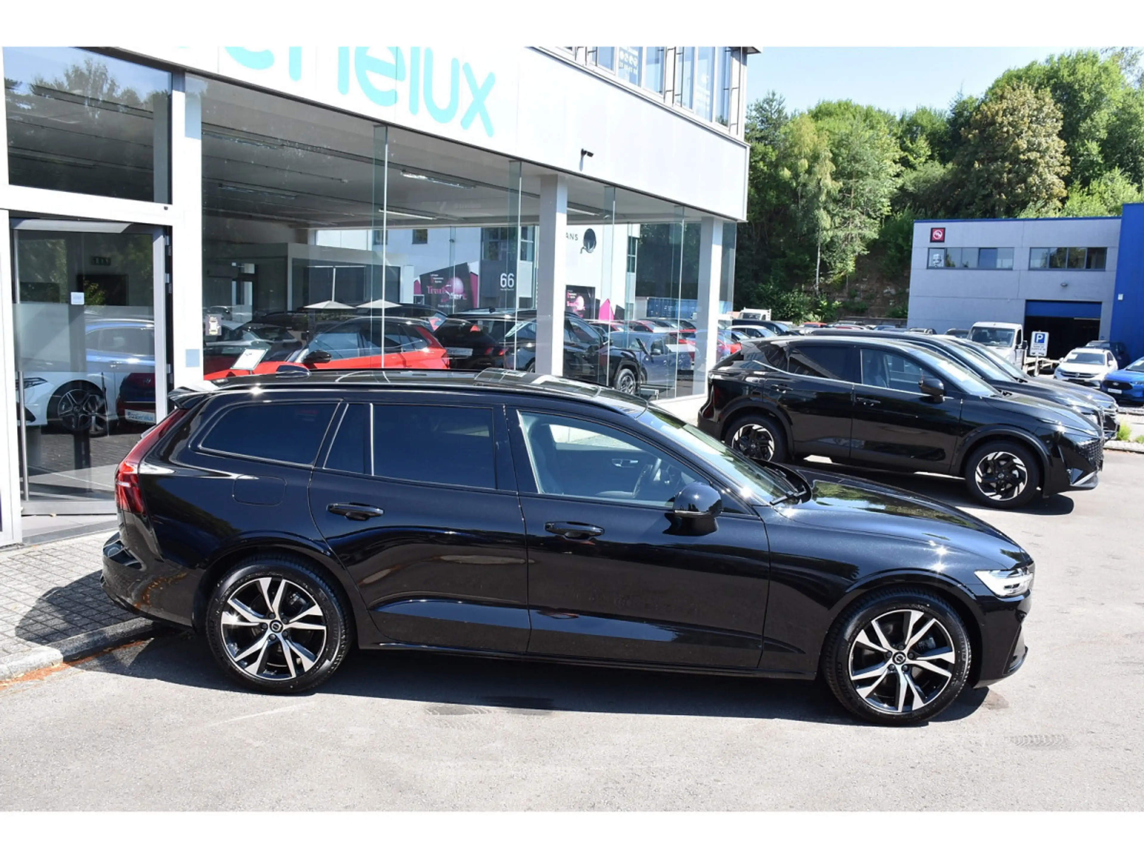 Volvo V60 2.0 B4 Plus Dark Gear. PANO CUIR MEM CAM360 HARMAN — photo 3