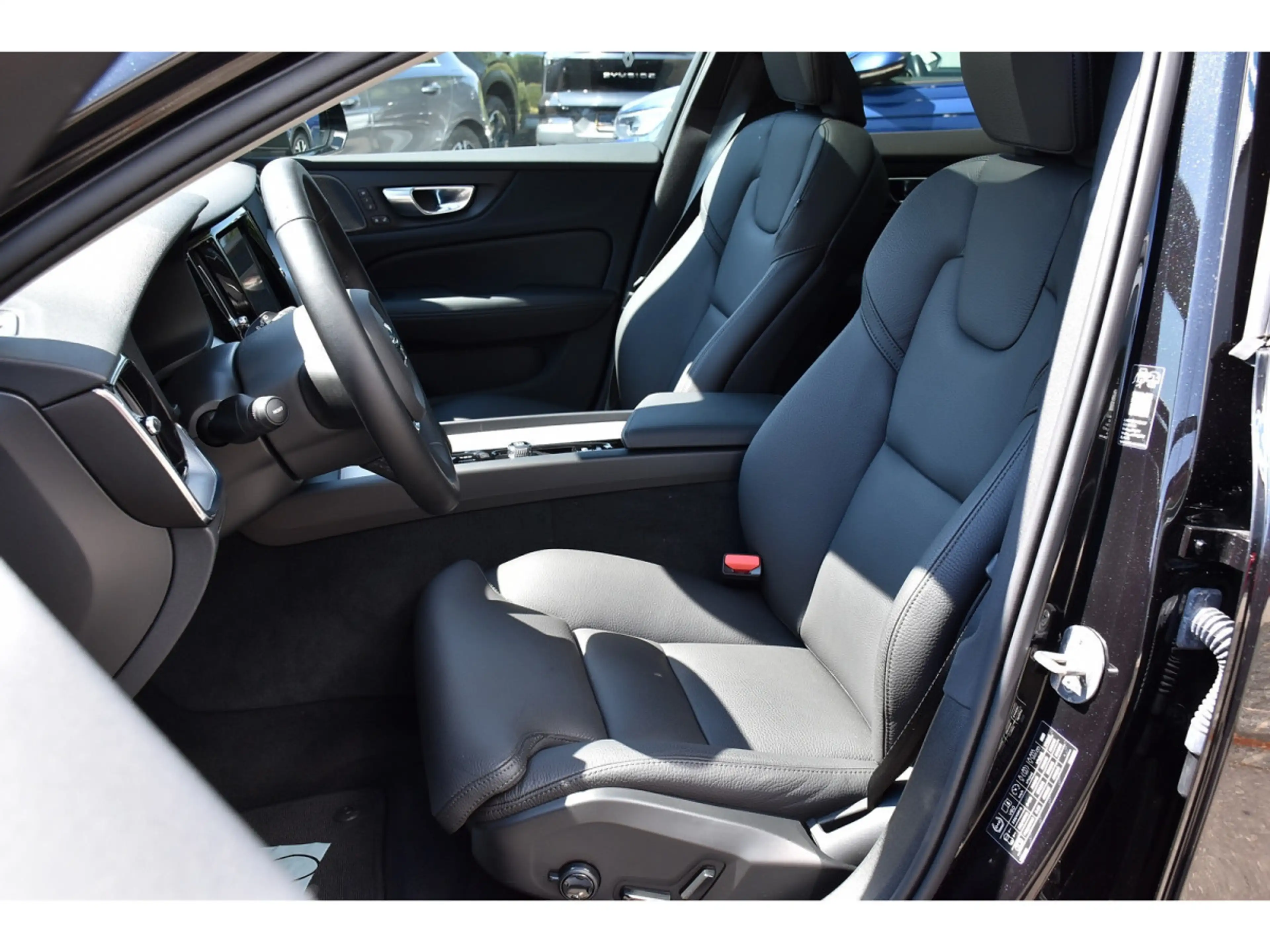 Volvo V60 2.0 B4 Plus Dark Gear. PANO CUIR MEM CAM360 HARMAN — photo 6