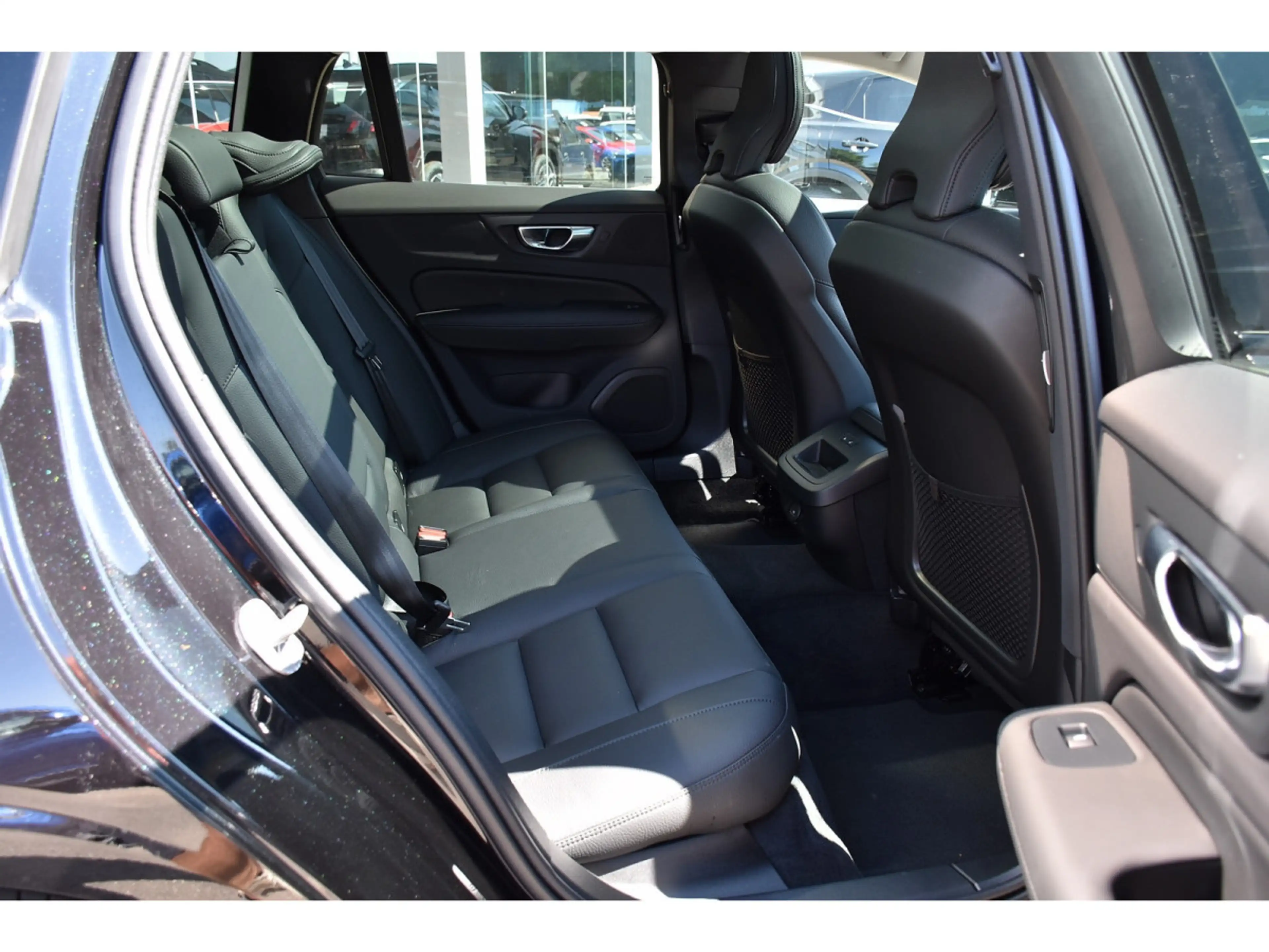 Volvo V60 2.0 B4 Plus Dark Gear. PANO CUIR MEM CAM360 HARMAN — photo 8