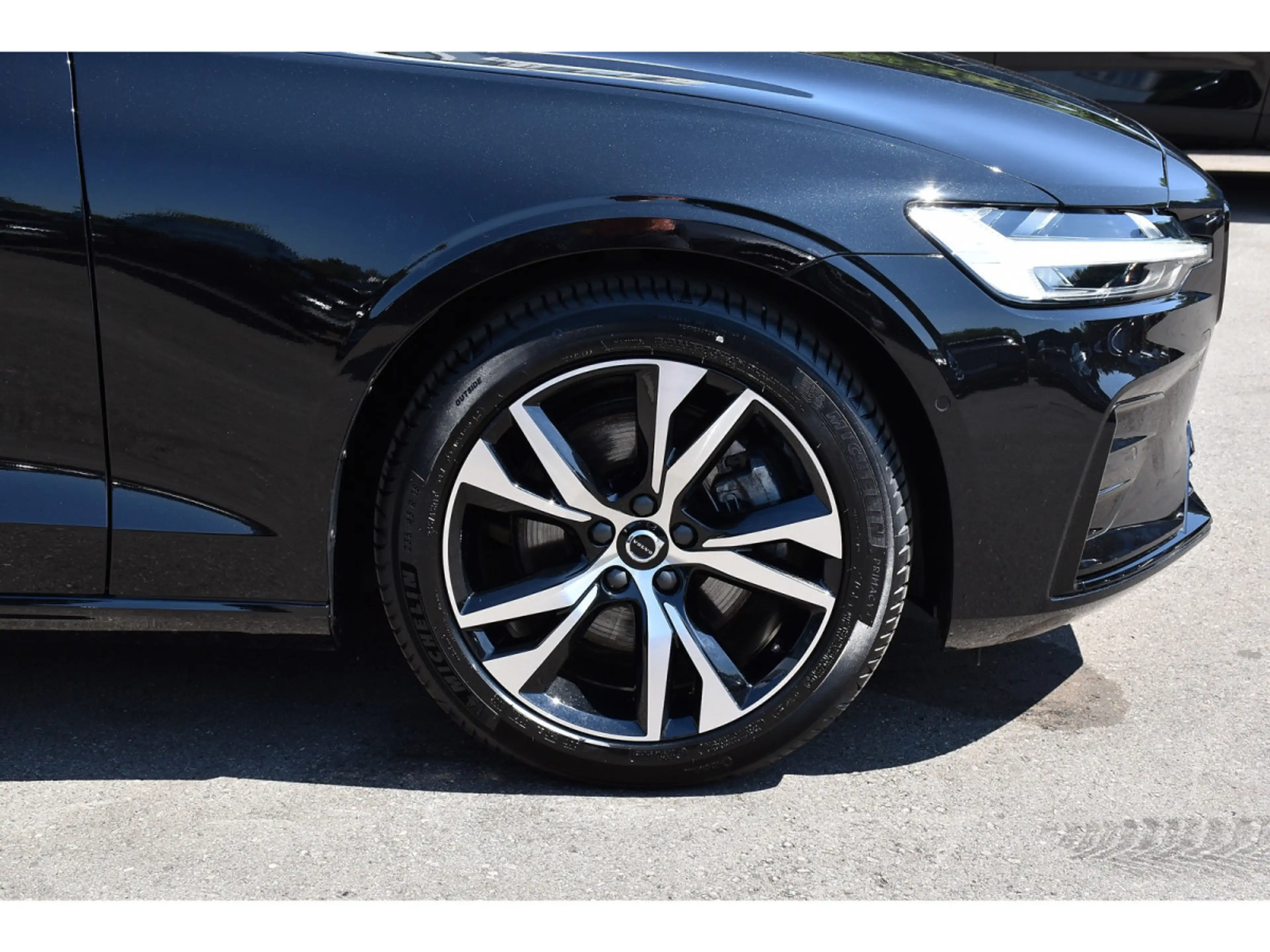 Volvo V60 2.0 B4 Plus Dark Gear. PANO CUIR MEM CAM360 HARMAN — photo 5