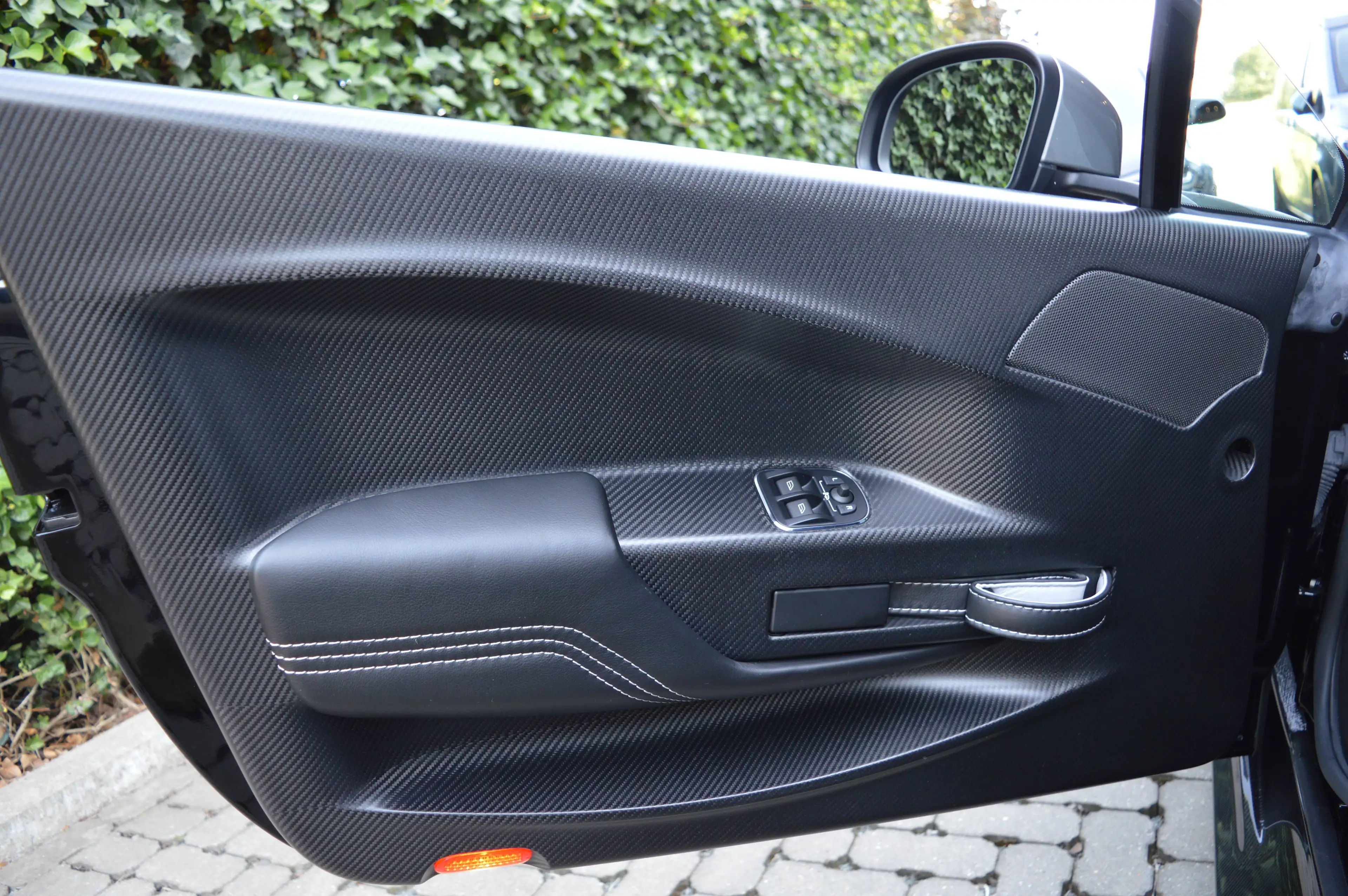 Aston Martin Vantage GT12 5.9i V12 Sportshift III - NEW - 1 of 100 !! — photo 15