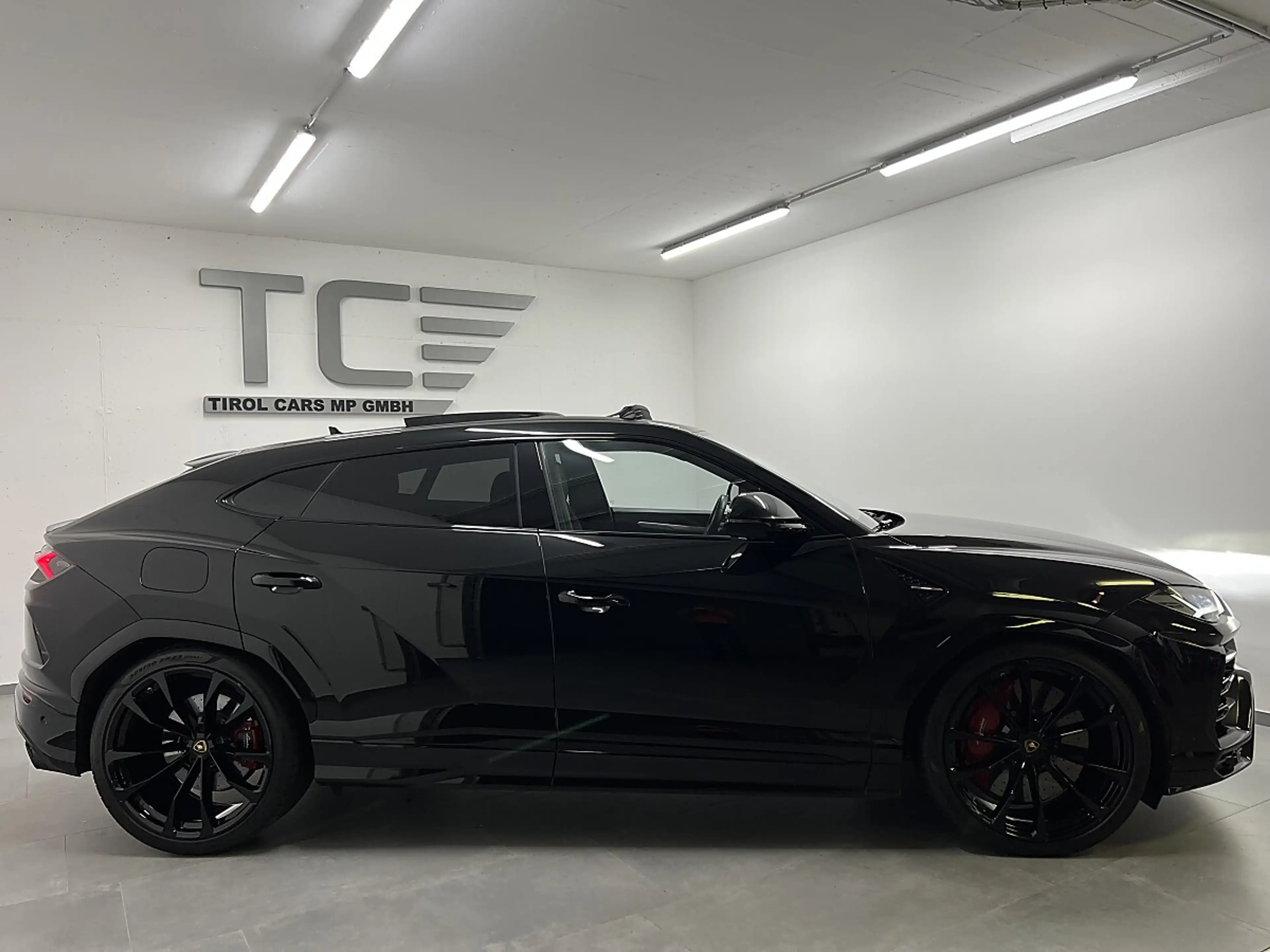 Lamborghini Urus AWD Aut. Pano, Keramik,B&O, Massage, ALL BLACK,... — photo 3