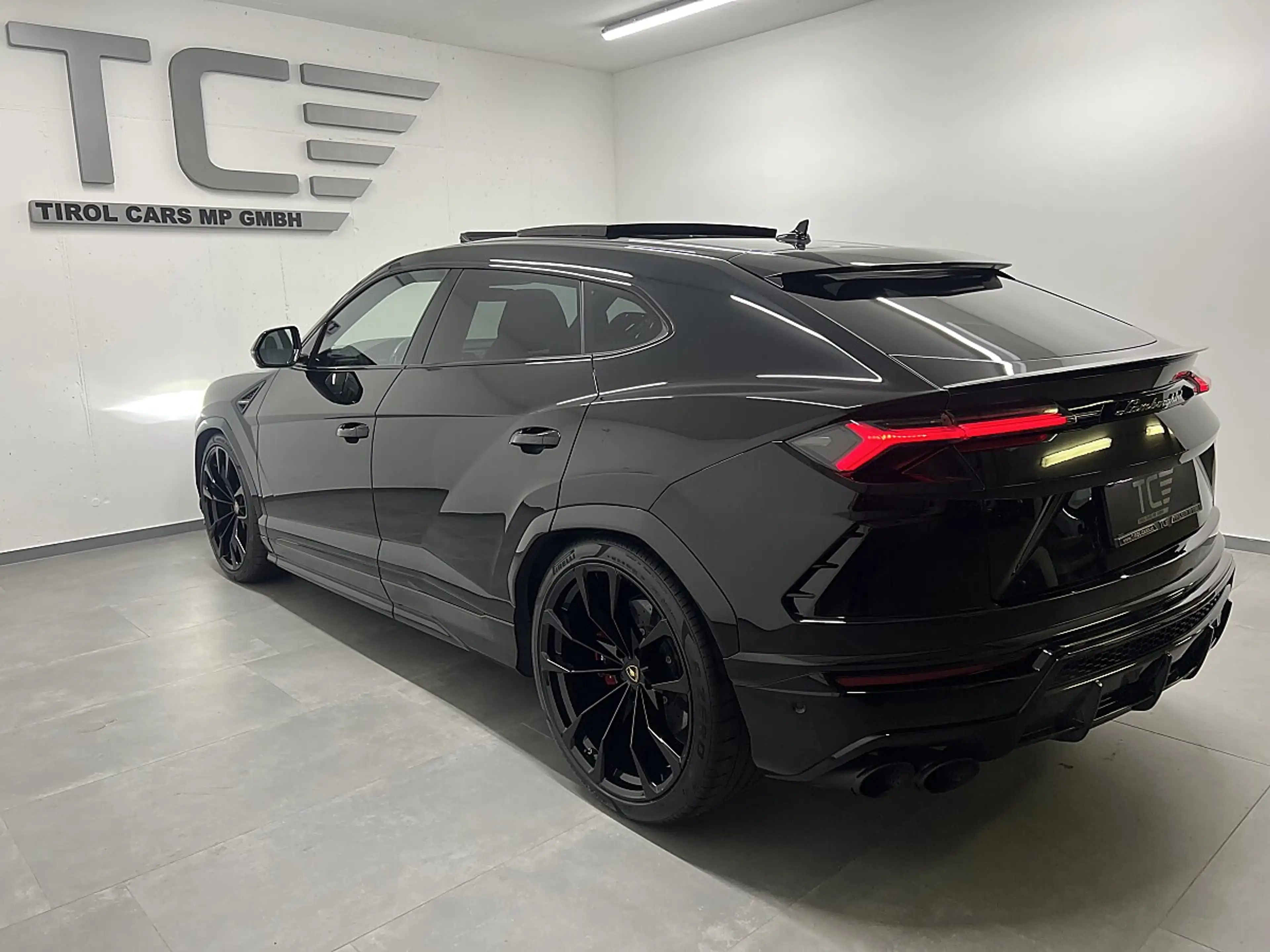 Lamborghini Urus AWD Aut. Pano, Keramik,B&O, Massage, ALL BLACK,... — photo 7