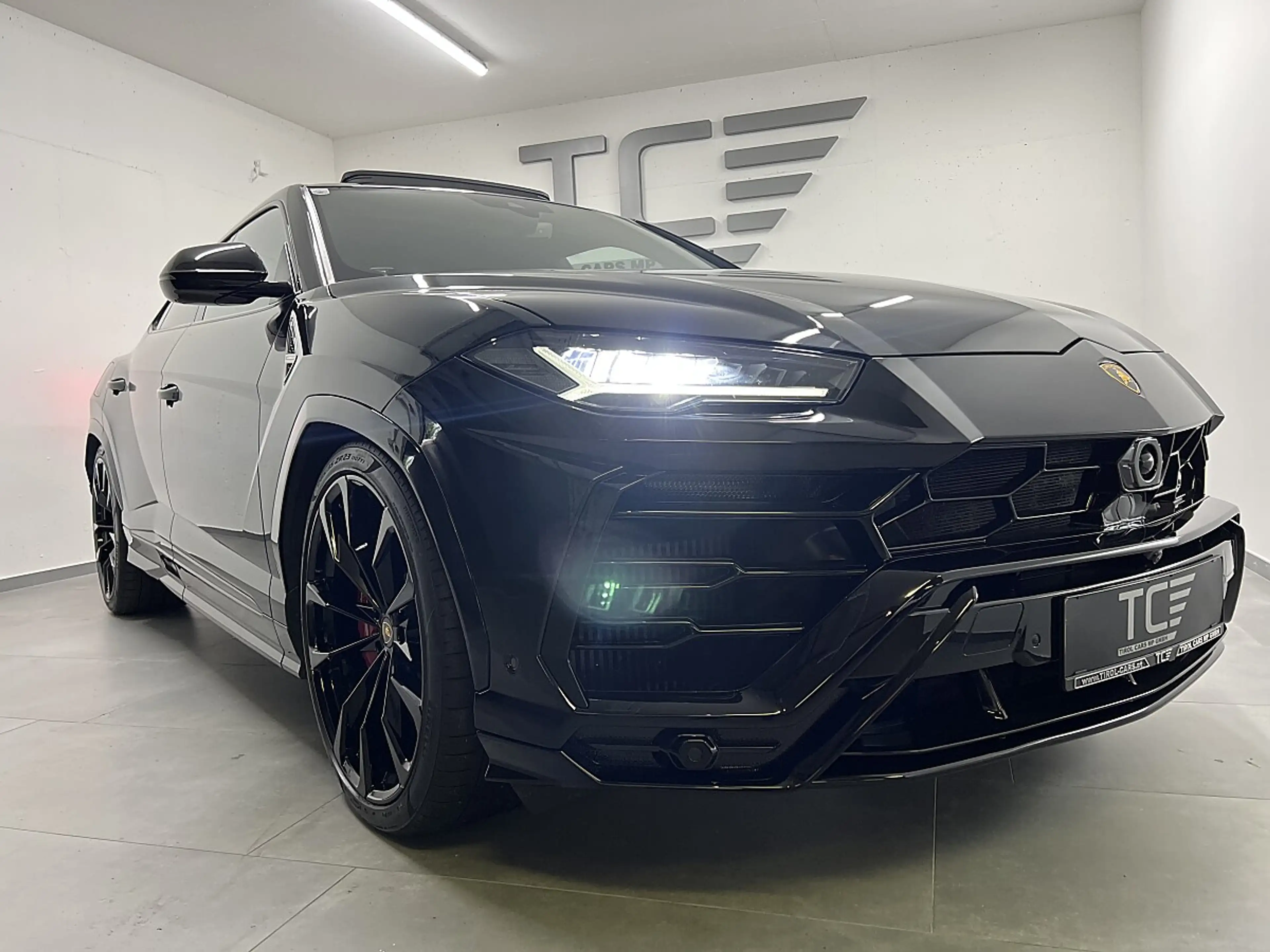 Lamborghini Urus AWD Aut. Pano, Keramik,B&O, Massage, ALL BLACK,... — photo 2