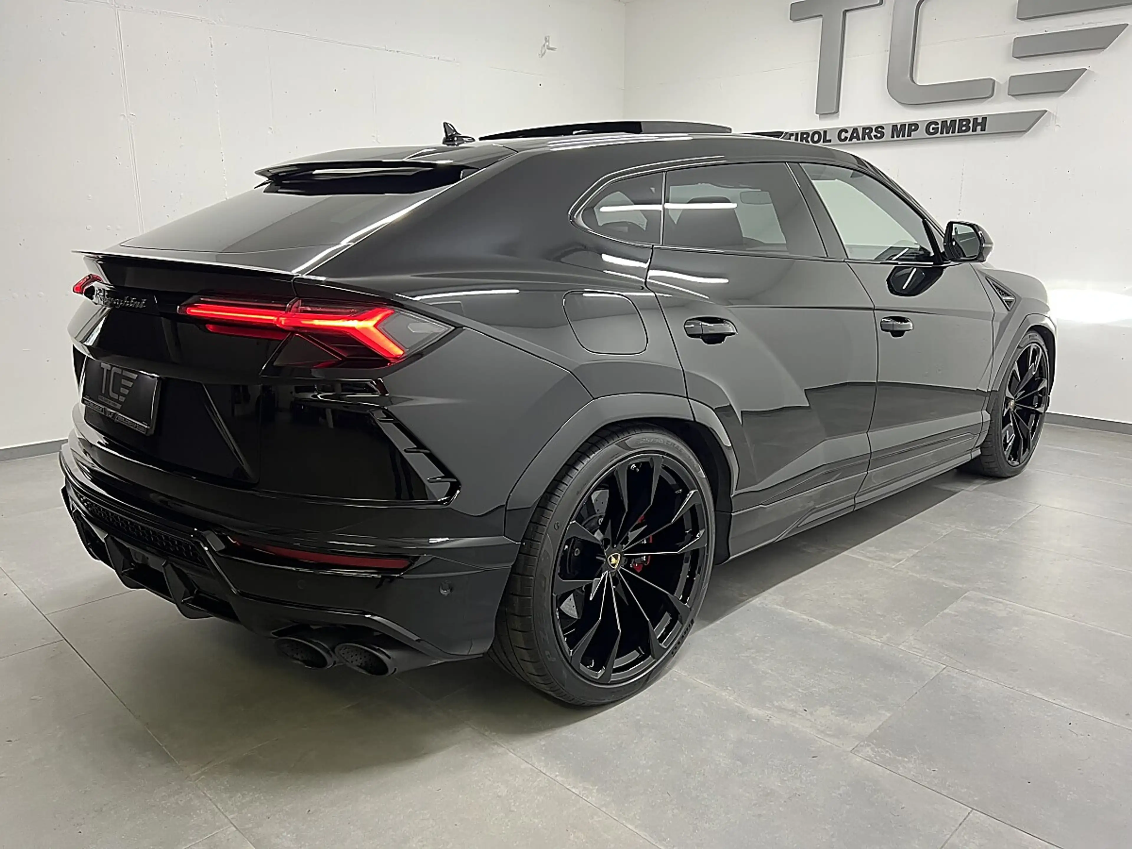 Lamborghini Urus AWD Aut. Pano, Keramik,B&O, Massage, ALL BLACK,... — photo 10