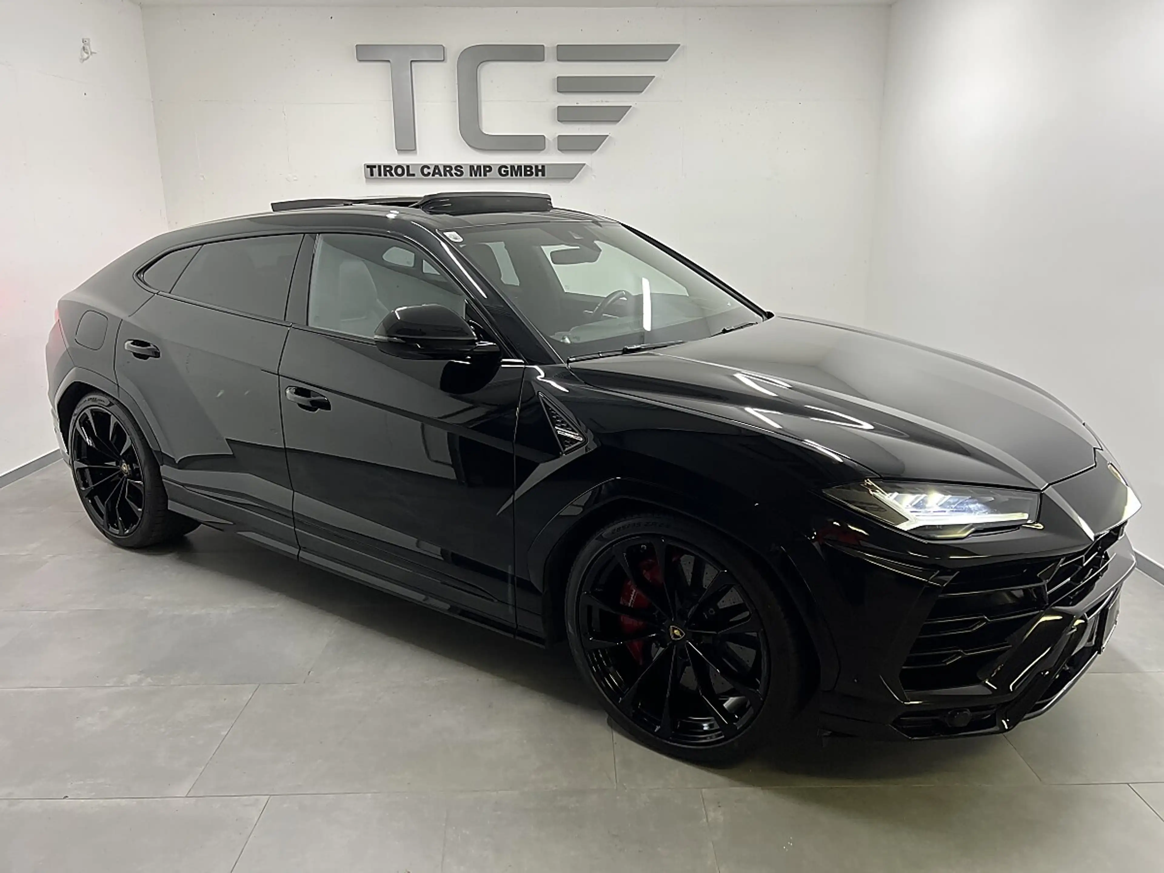Lamborghini Urus AWD Aut. Pano, Keramik,B&O, Massage, ALL BLACK,...