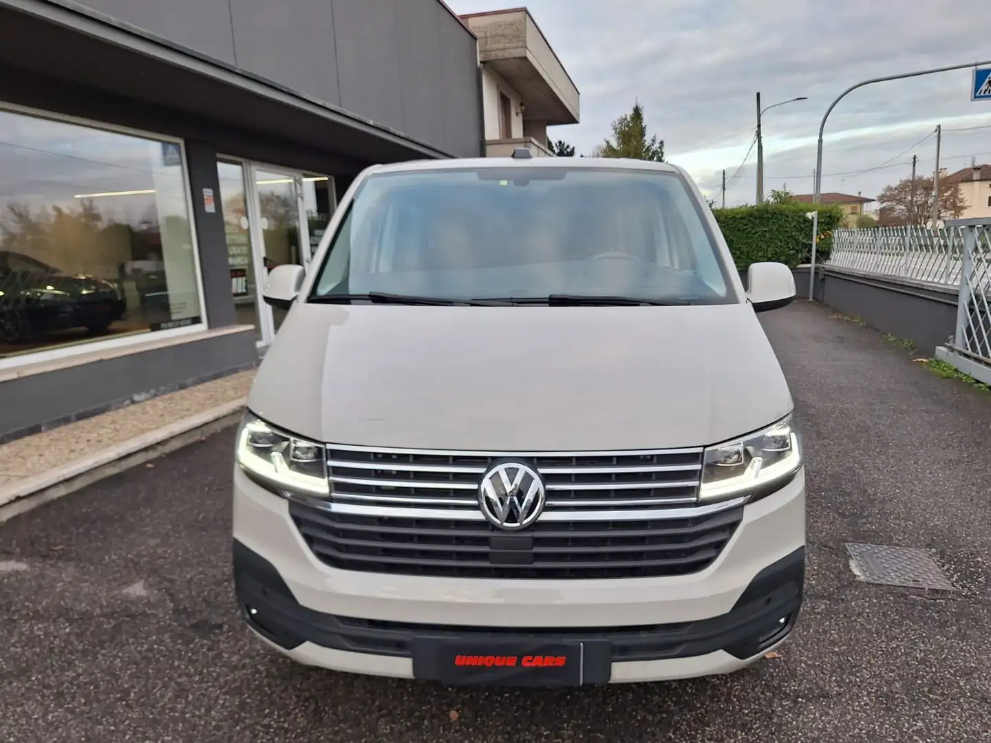 Volkswagen T6.1 Caravelle 8 POSTI DSG 2.0TDI 150CV Beige - 2