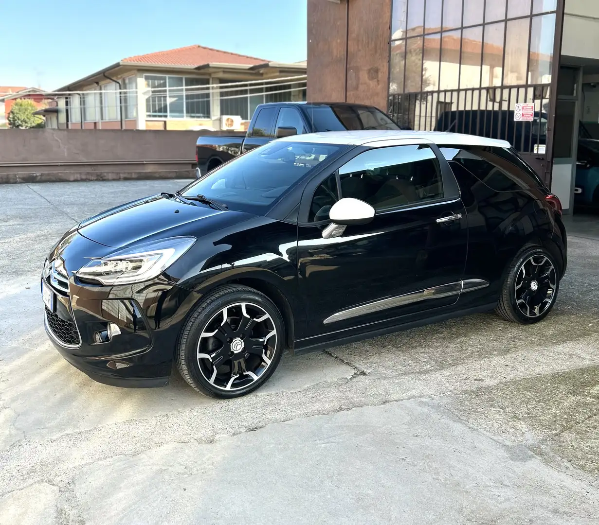 Citroen DS3 1.2  VTI So Chic Nero - 2