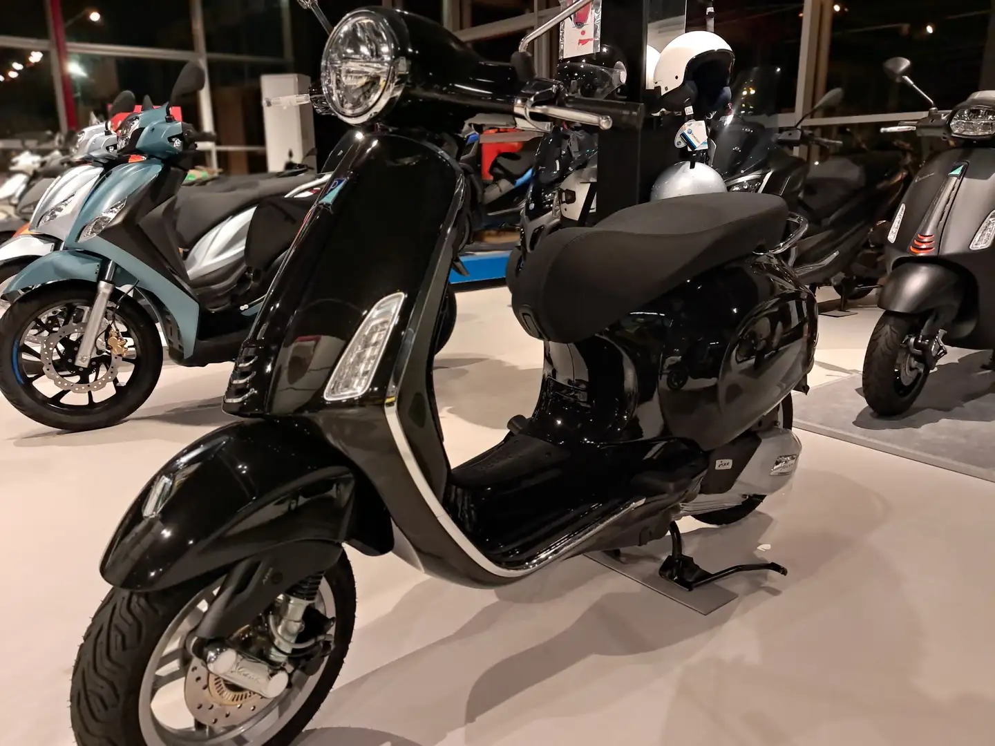 Vespa Primavera 150 3V Bauletto + Supporto omaggio Nero - 2