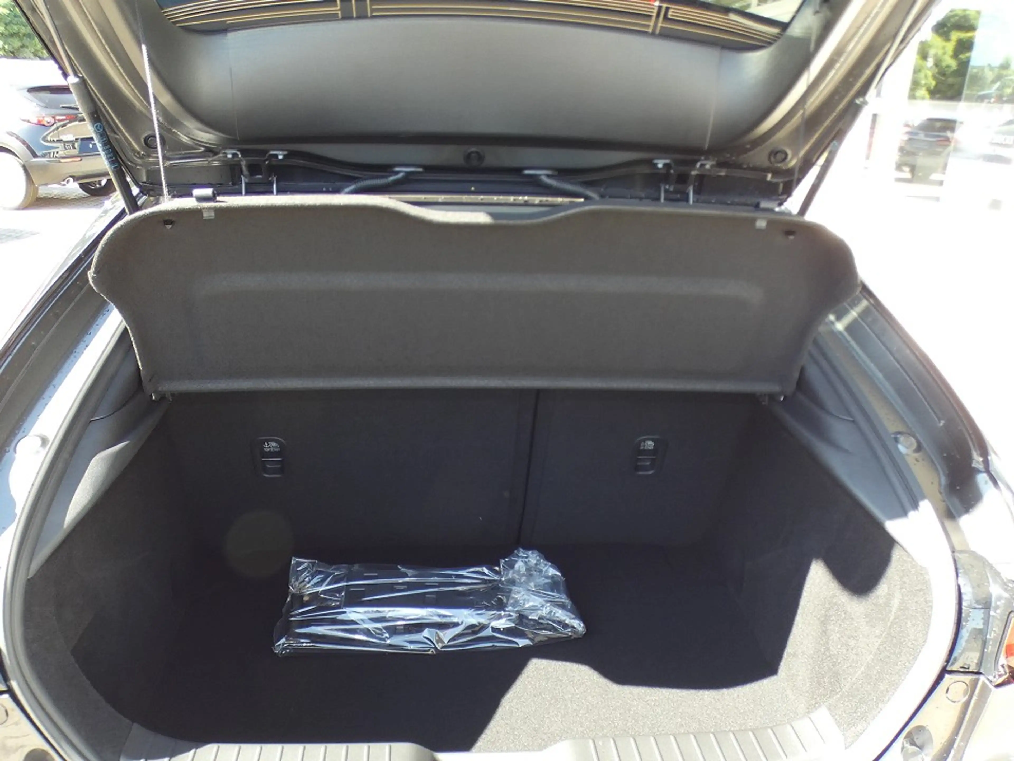 Mazda 3 2.5L e-SKYACTIV G 140ps 6MT FWD Homura — photo 11