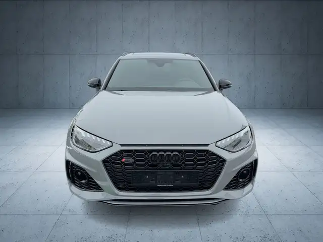 Audi RS4 view 8