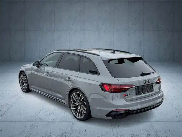 Audi RS4 view 3