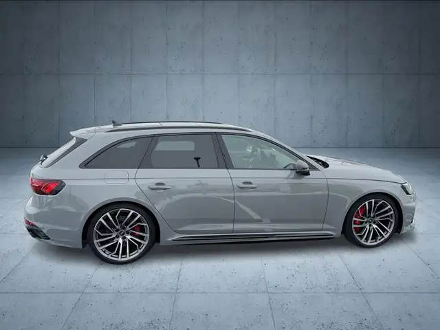 Audi RS4 view 6