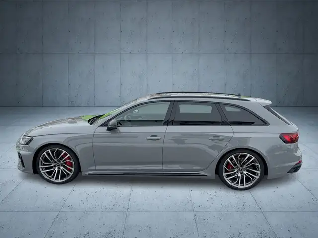 Audi RS4 view 2