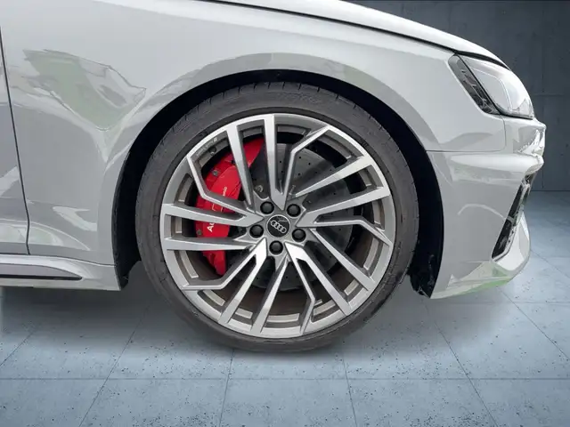 Audi RS4 view 7
