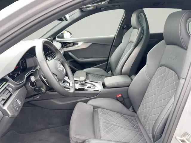 Audi RS4 view 9