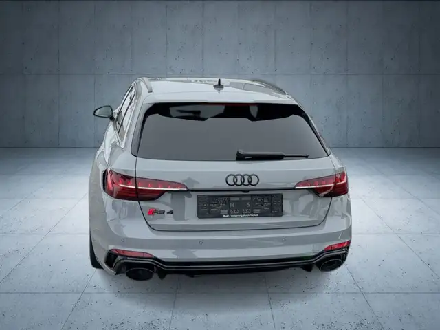 Audi RS4 view 4