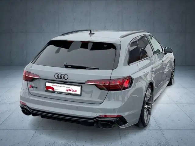 Audi RS4 view 5