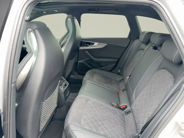 Audi RS4 view 12