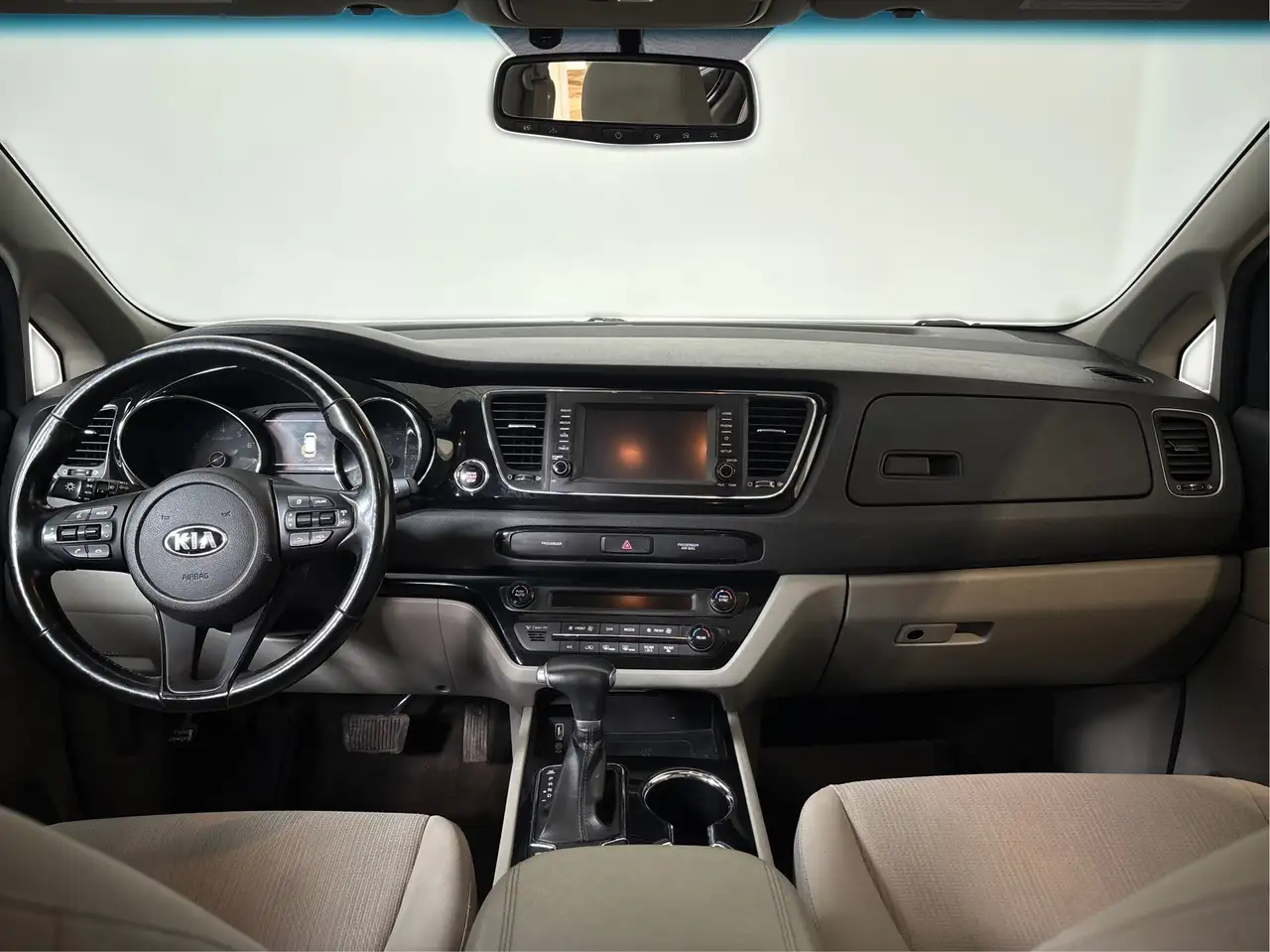 Kia Sedona снимка Kia Sedona