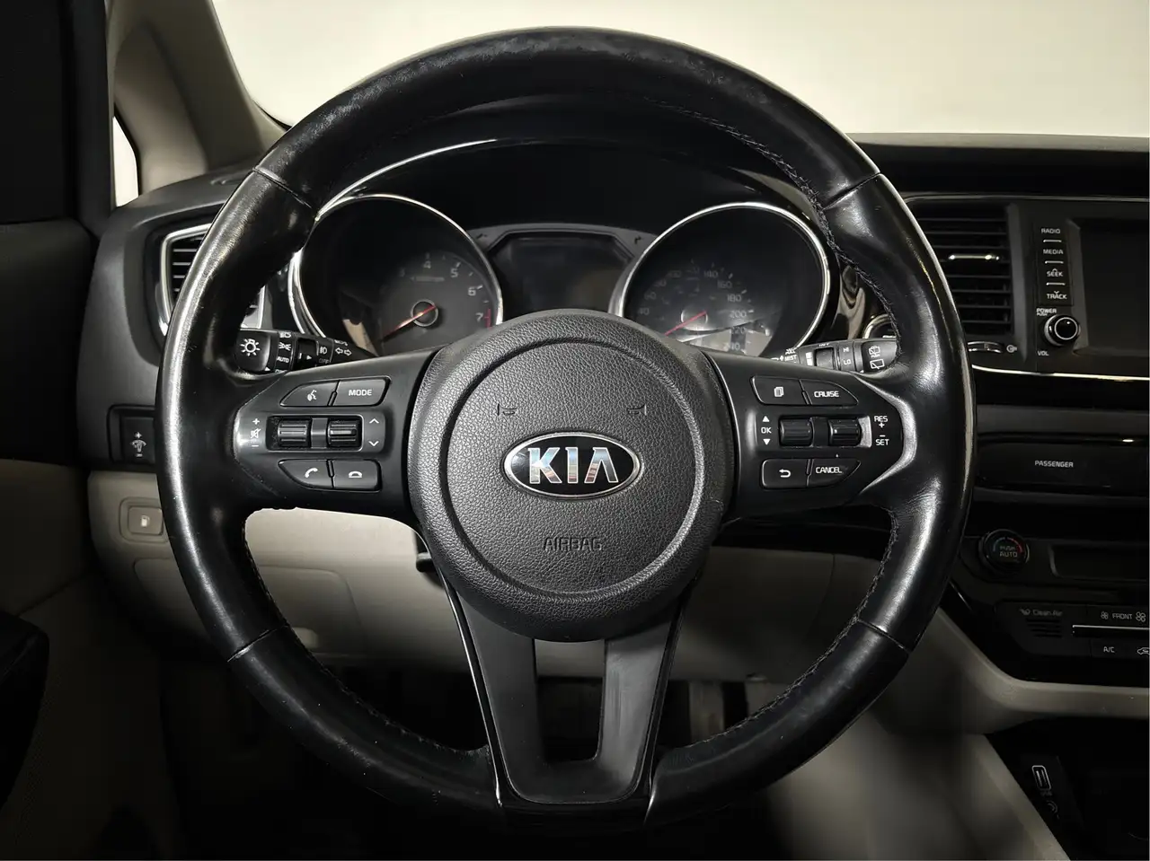 Kia Sedona снимка Kia Sedona
