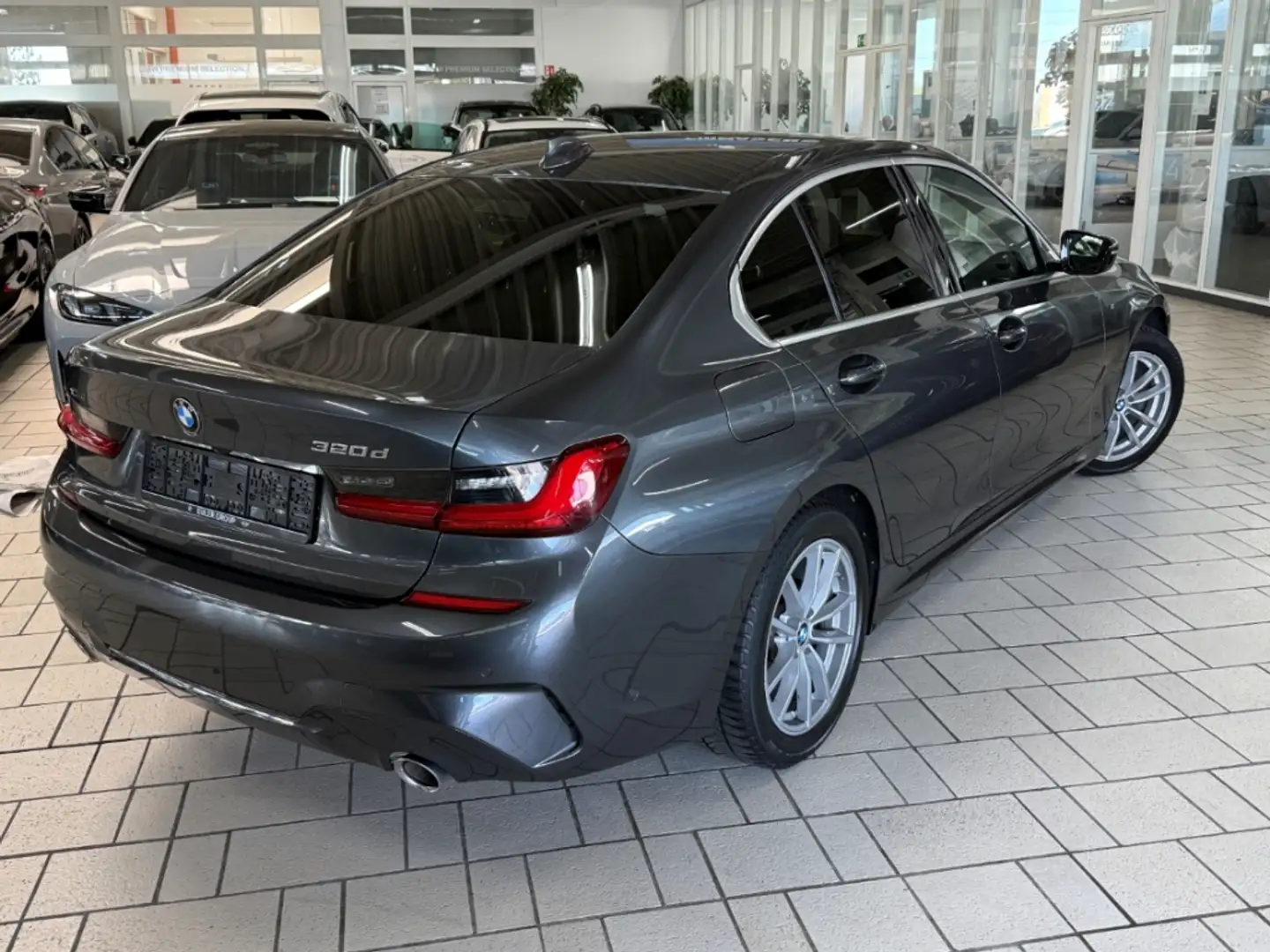 BMW 320 d A xDrive M-Sport AD Navi GSD eSitze LED ACC HiFi Grau - 2