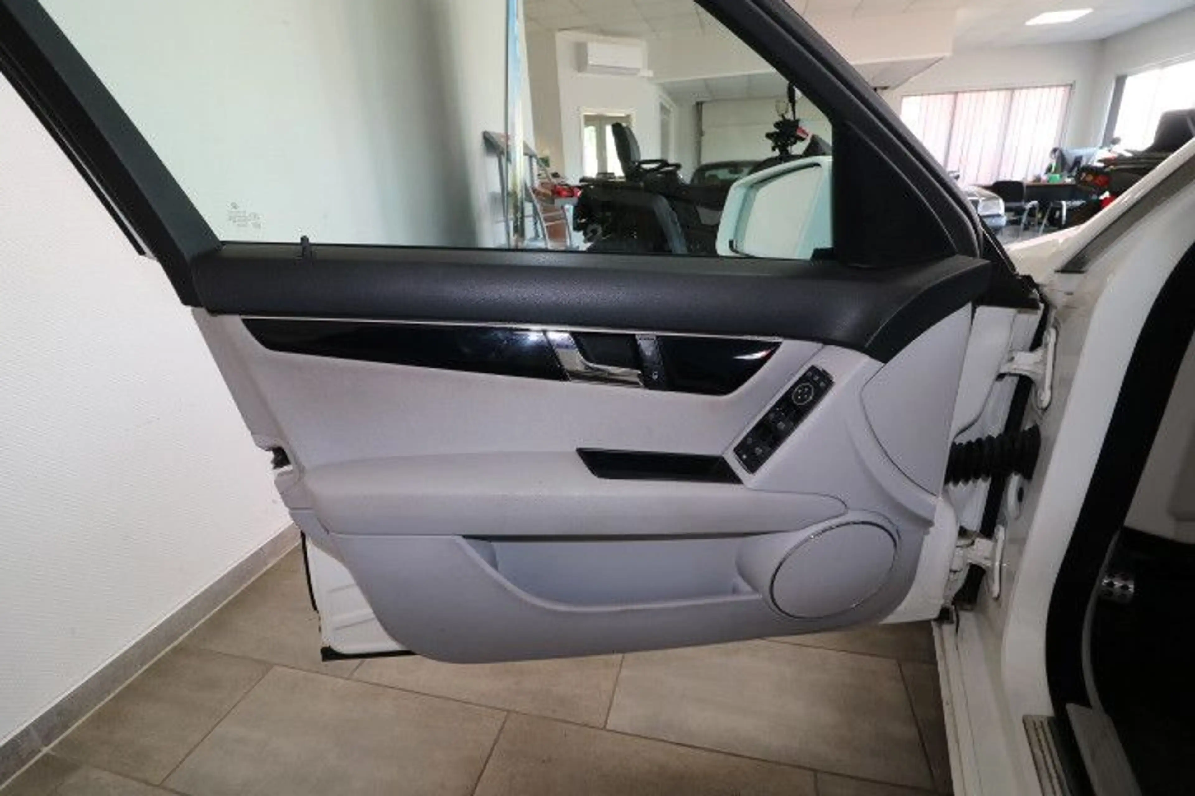 Mercedes-Benz C 200 Kompressor Limousine — photo 14