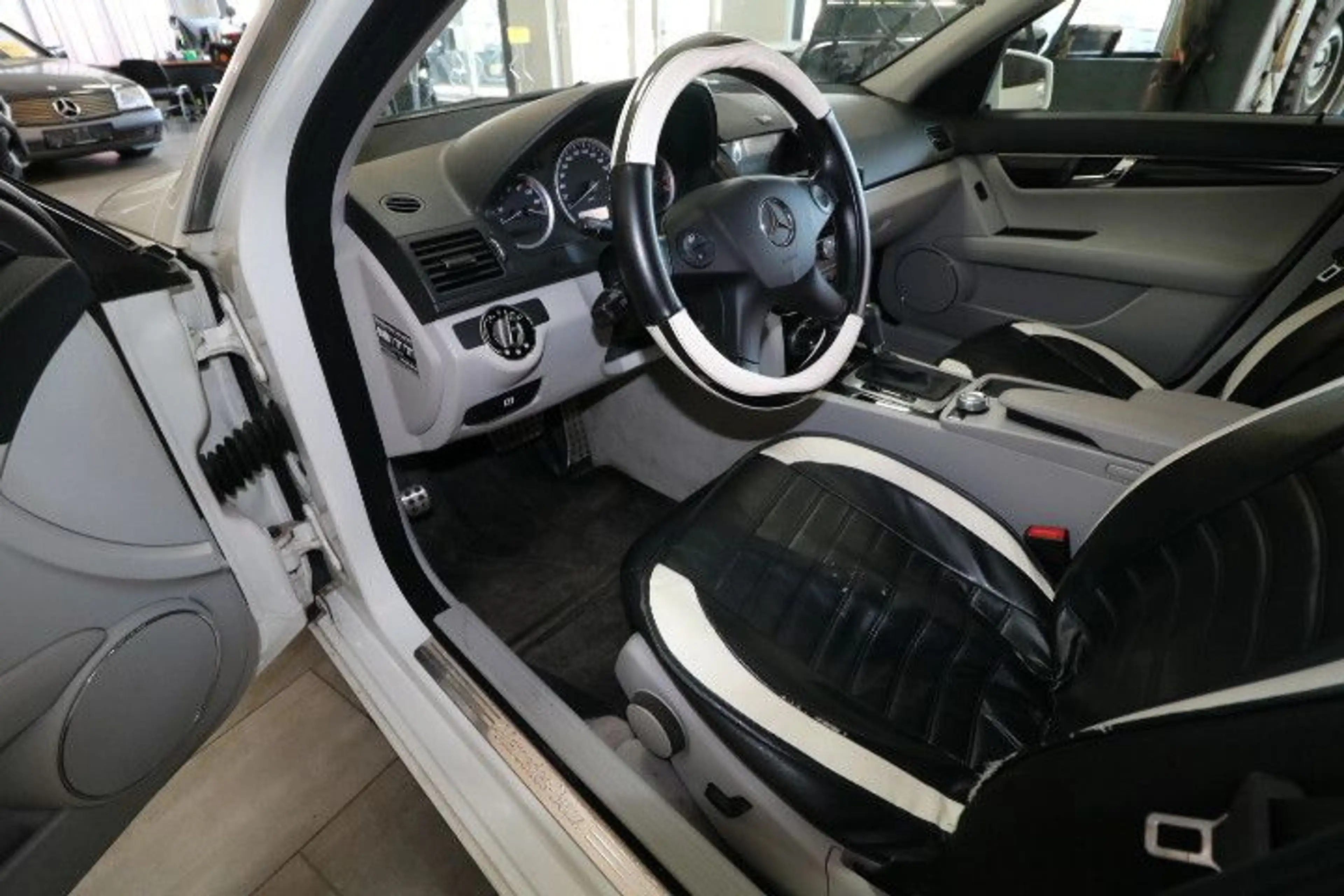 Mercedes-Benz C 200 Kompressor Limousine — photo 13