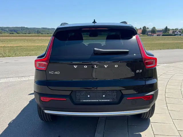 Volvo XC40 view 3