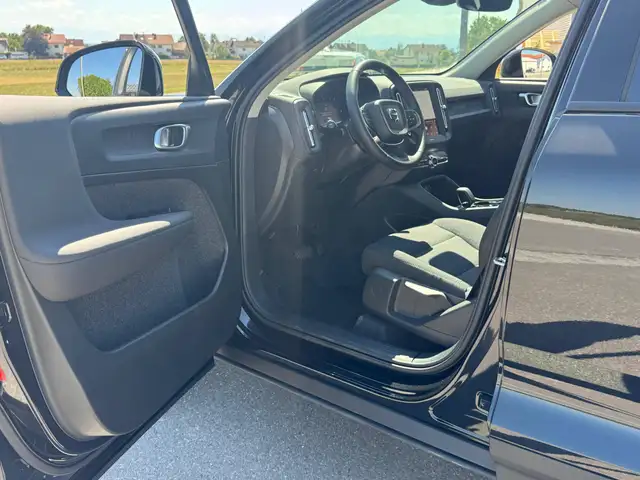 Volvo XC40 view 8