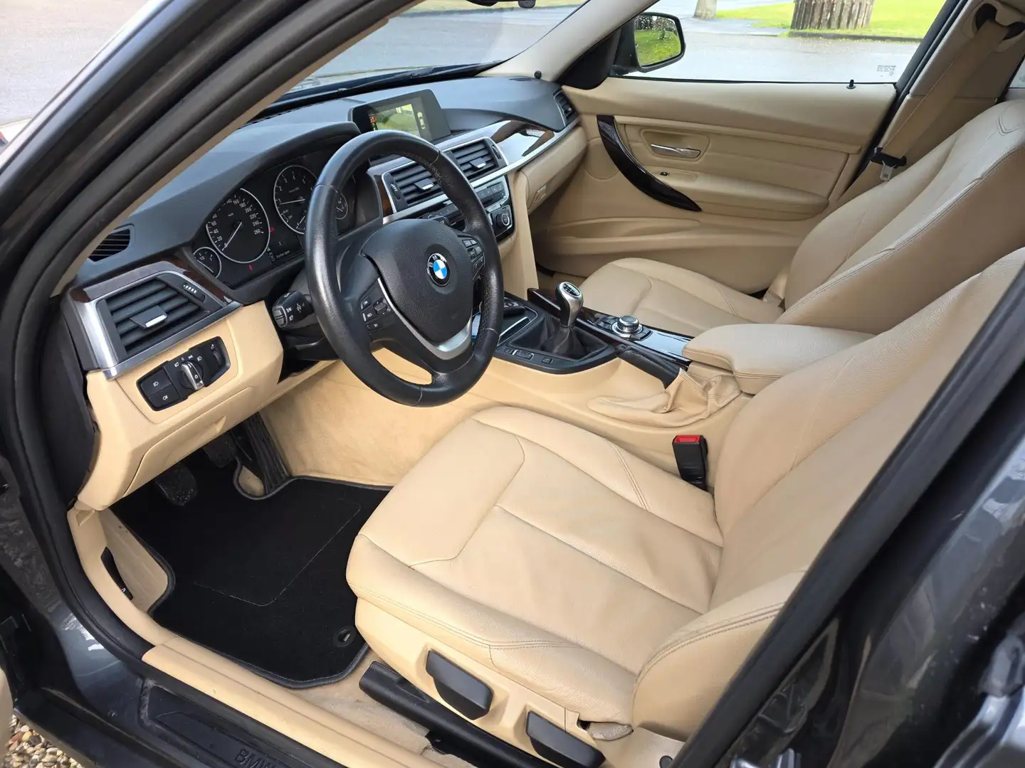 BMW 320 3-serie 320i High Executive LEDER / 19inch M-SPORT Grau - 2