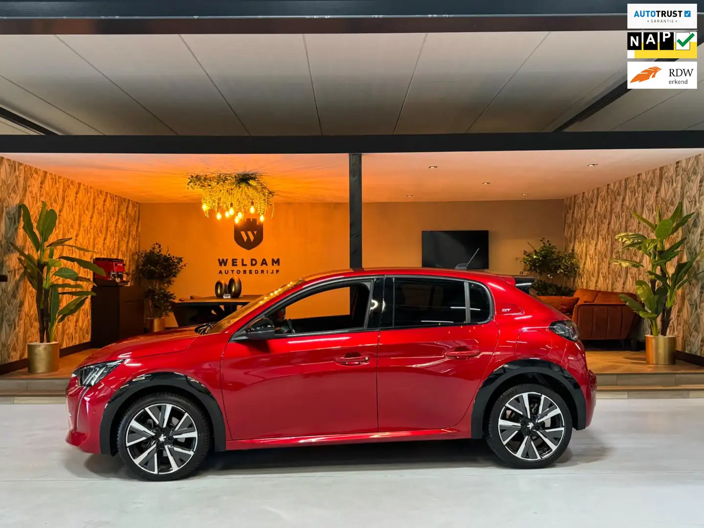 Peugeot 208 1.2 PureTech GT Garantie CarPlay 360 Camera Cruise Rood - 1