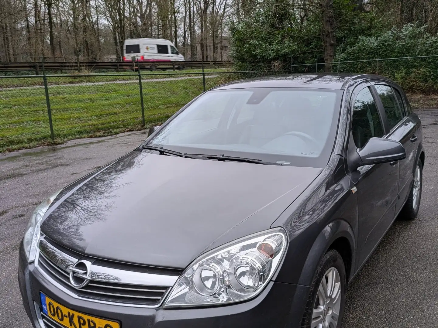 Opel Astra 1.6 Cosmo leder, stoelverwarming,c.c Grijs - 1