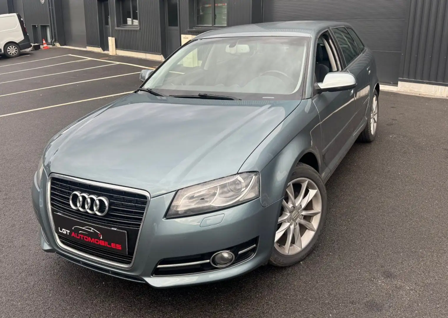 Audi A3 II 2.0 TDI 140ch DPF Start/Stop Ambiente S tronic 6 Gris - 2