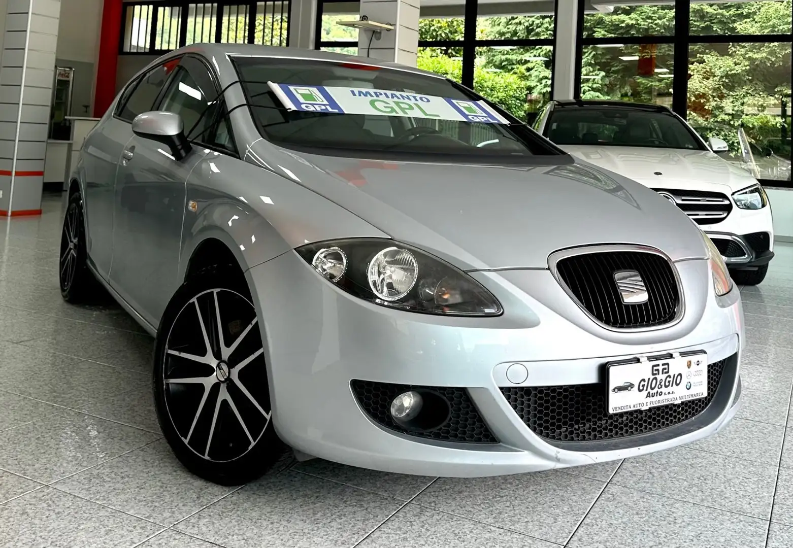 SEAT Leon Leon 1.6 Style (stylance) "BENZ/GPL" Silber - 2