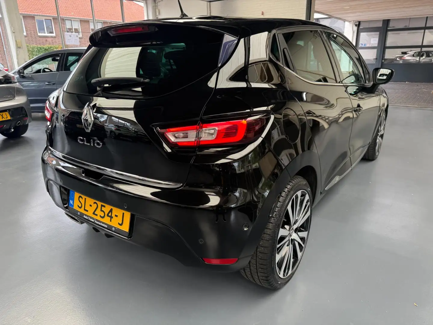 Renault Clio 1.2 TCe Initiale Paris |Bose|Keyless|Camera|Navi| Zwart - 2