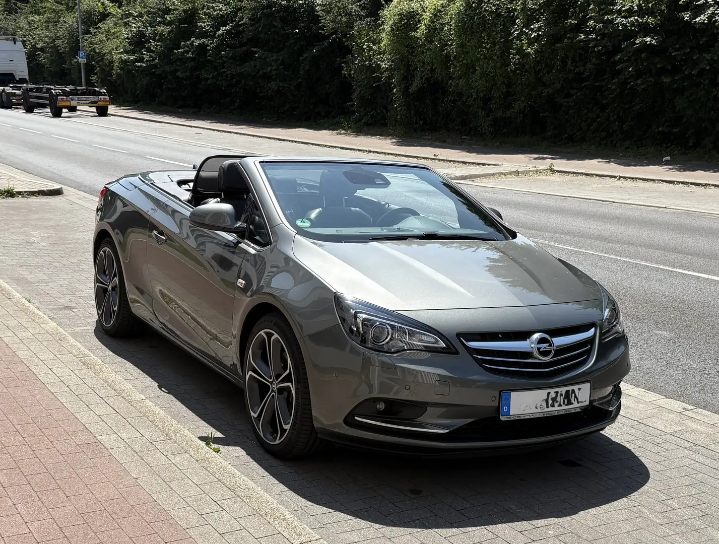 Opel Cascada Cascada 1.6 (ECOTEC) DI Turbo Automatik Grau - 1