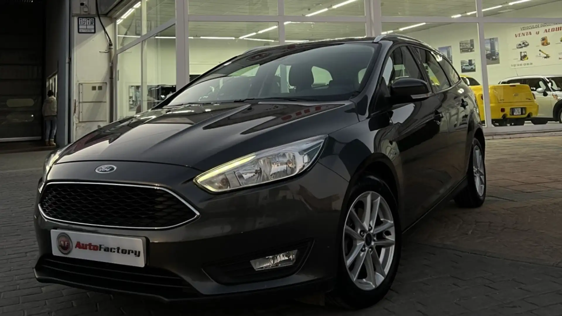 Ford Focus 1.5TDCi Business 120 Grau - 1