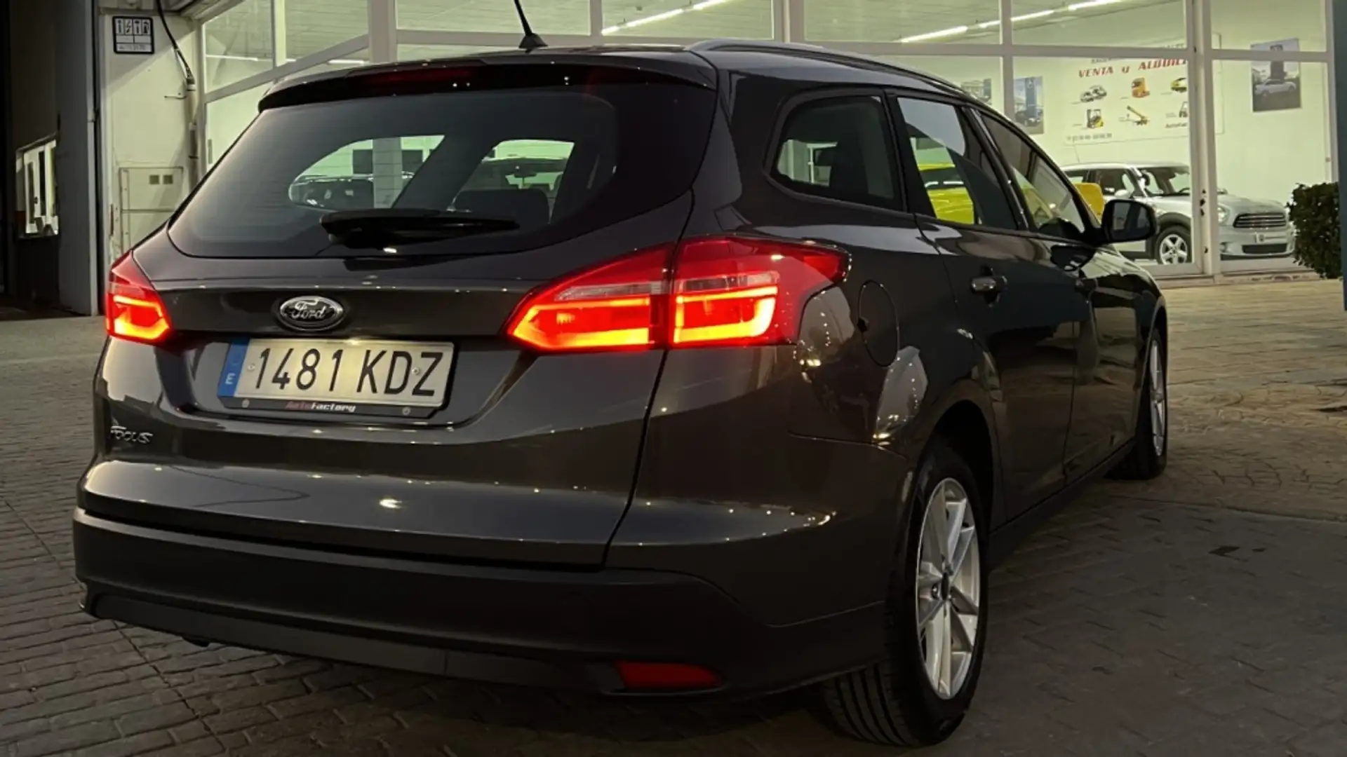 Ford Focus 1.5TDCi Business 120 Grau - 2