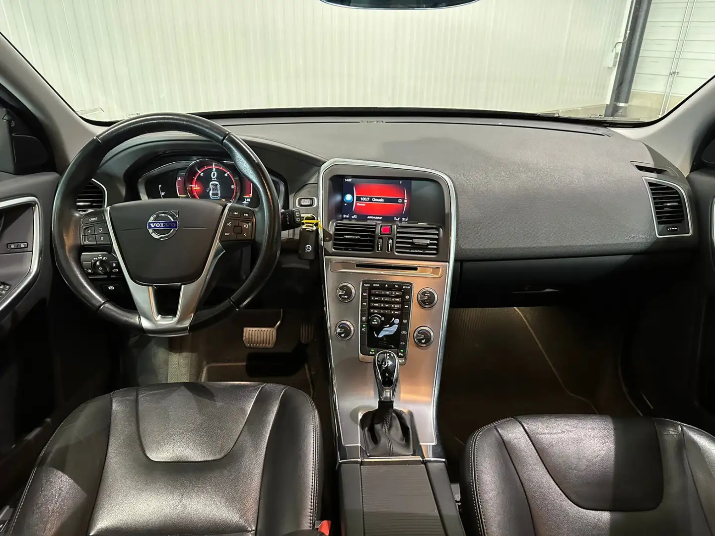 Volvo XC60 D3 Aut. Summum Trekhaak Stoelverwarming Parkassist Noir - 2